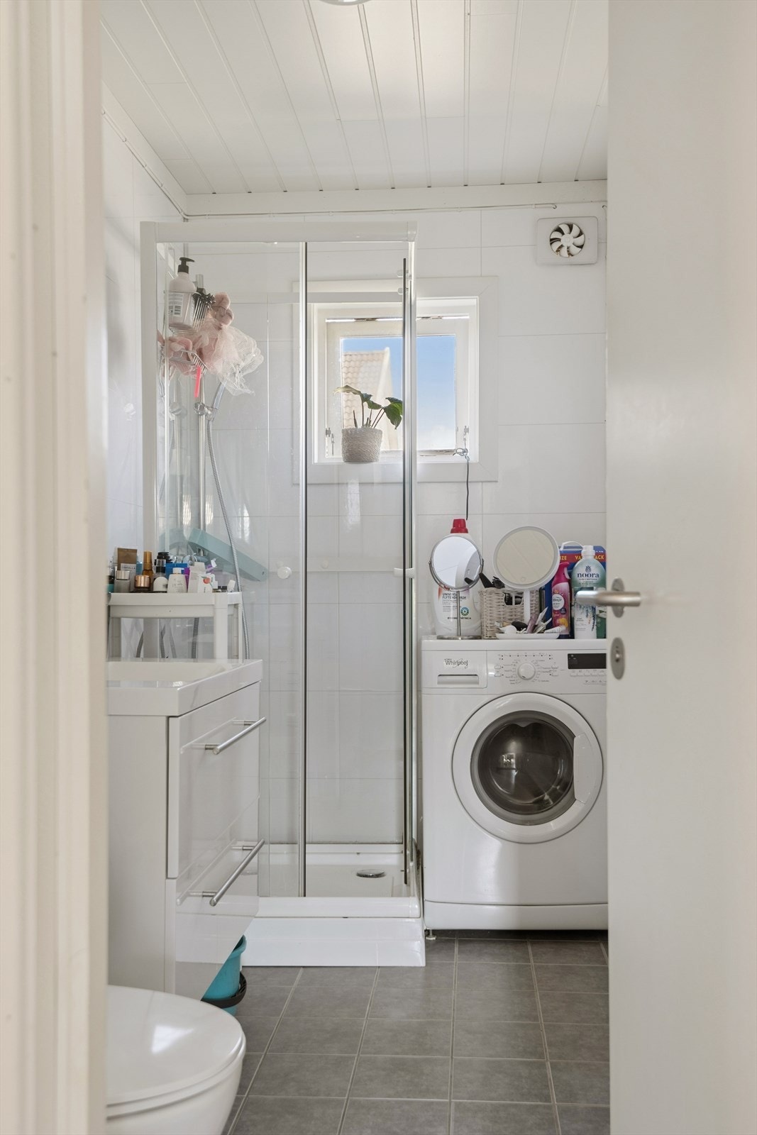 Badet i første etasje har gulvvarme, dusjkabinett og opplegg for vaskemaskin. Galleribilde