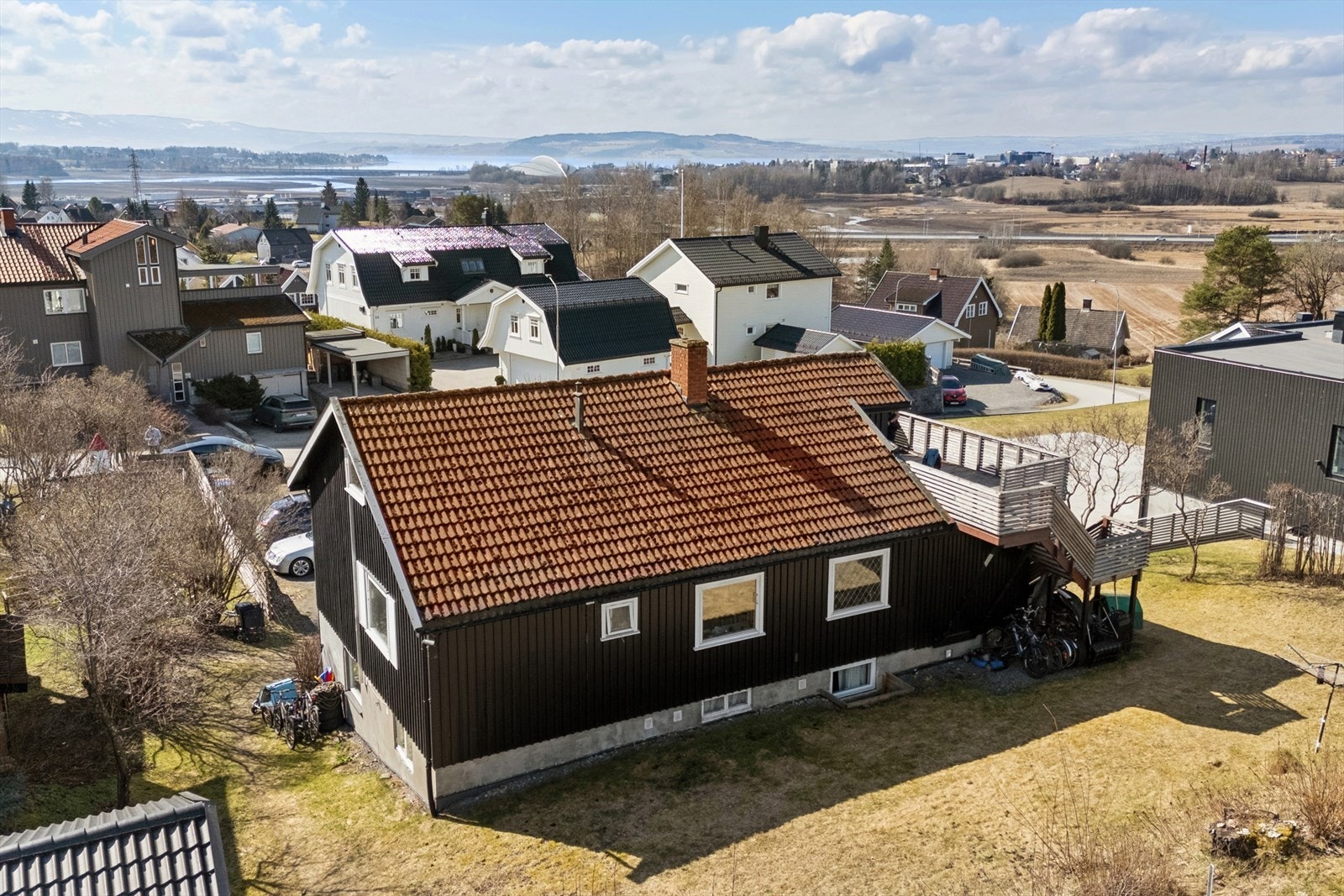 Taket er tekket med betongtakstein. Boligen har en murt pipe med ildsted for vedfyring. Galleribilde