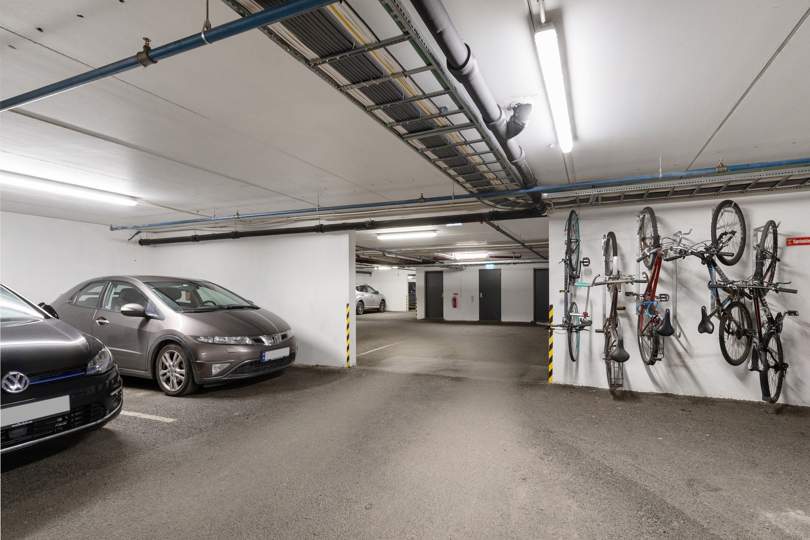 Parkeringsplass i kjeller. Kort vei fra leiligheten Galleribilde