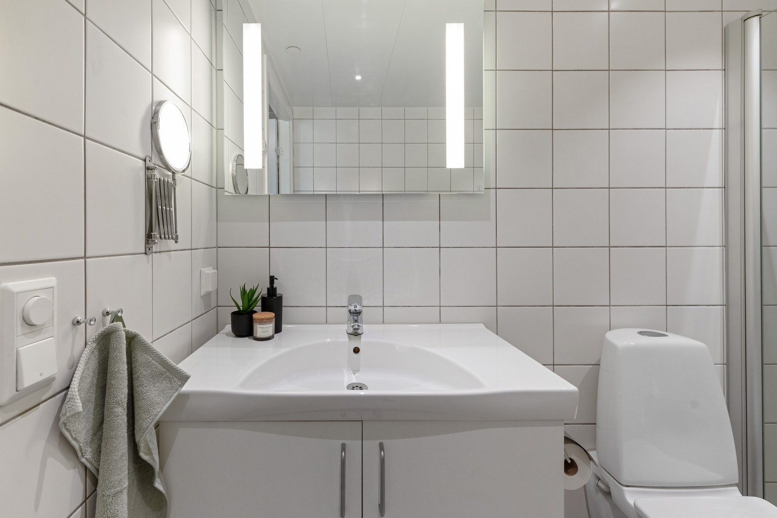 Baderomsinnredning med heldekkende vask. Speil med integrert lys Galleribilde