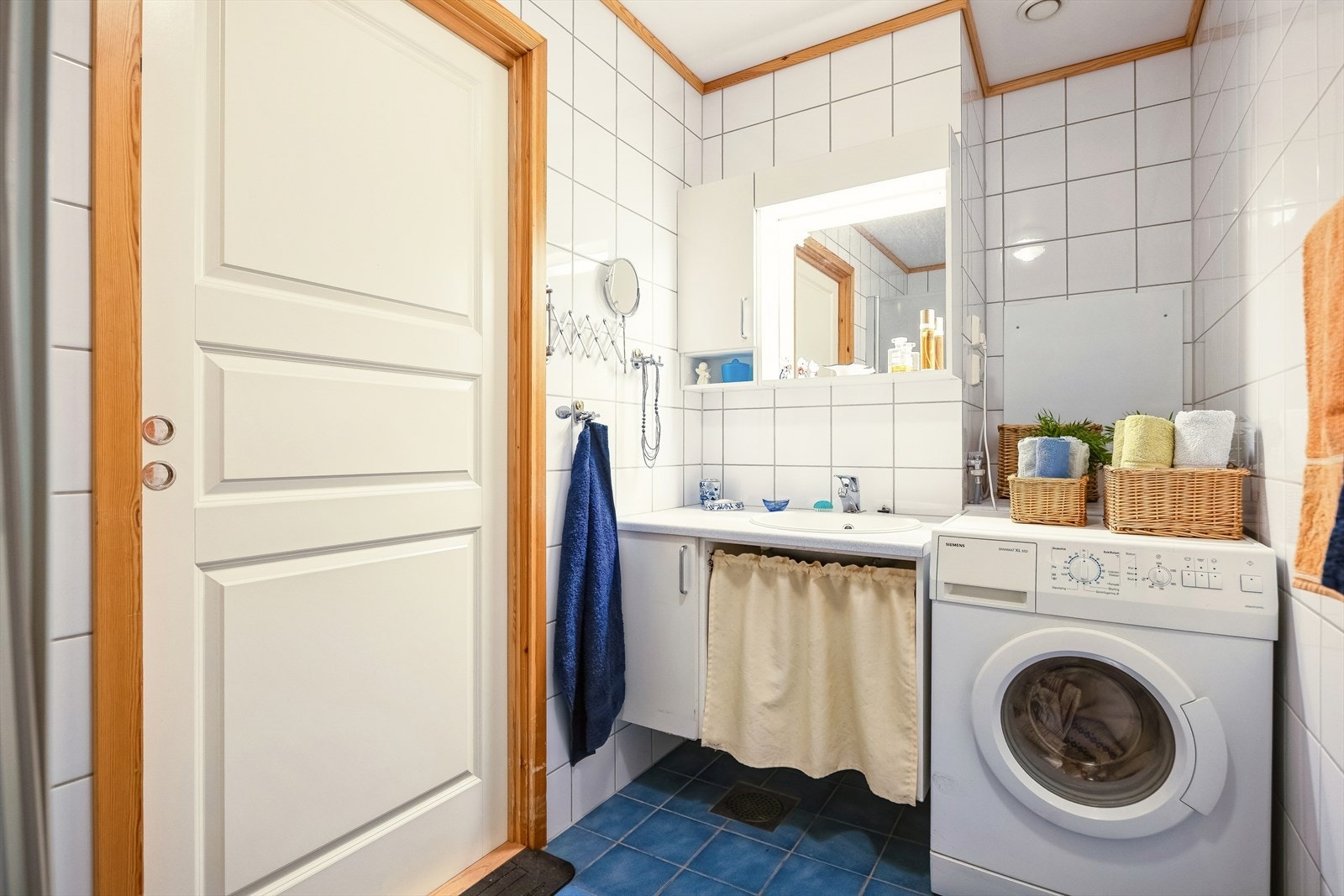 Pent og flislagt bad på 5m² med behagelig gulvvarme. Galleribilde