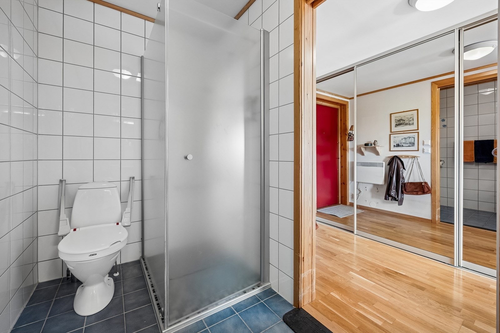 Badet er utstyrt med innfellbare dusjdører, baderomsinnredning, wc og opplegg for vaskemaskin. Galleribilde