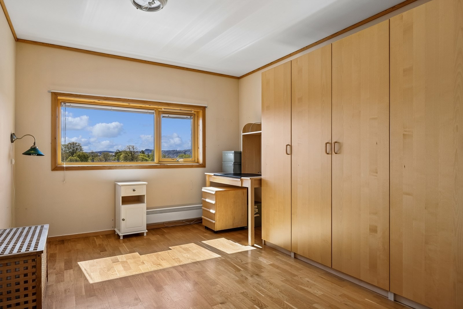 Soverommet er målt til hele 12m² med god plass til dobbeltseng, nattbord, garderobe og skrivebord. Galleribilde
