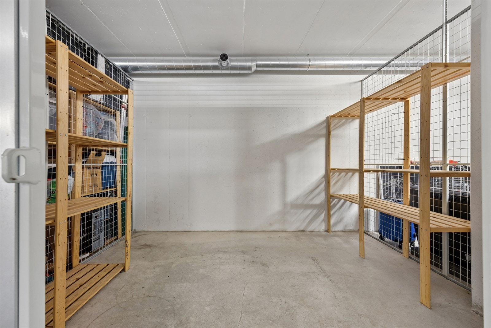 Leiligheten disponerer en romslig bod på 9 m² i kjelleren for ekstra lagringsplass. Galleribilde