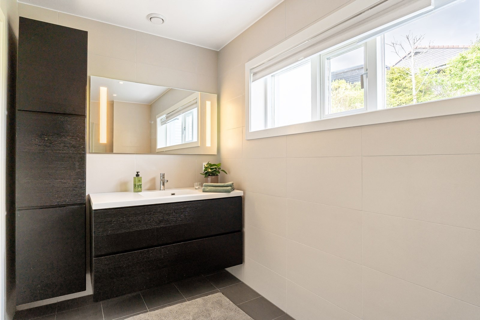 Badet i 1. etasje har flislagte gulv og vegger Galleribilde