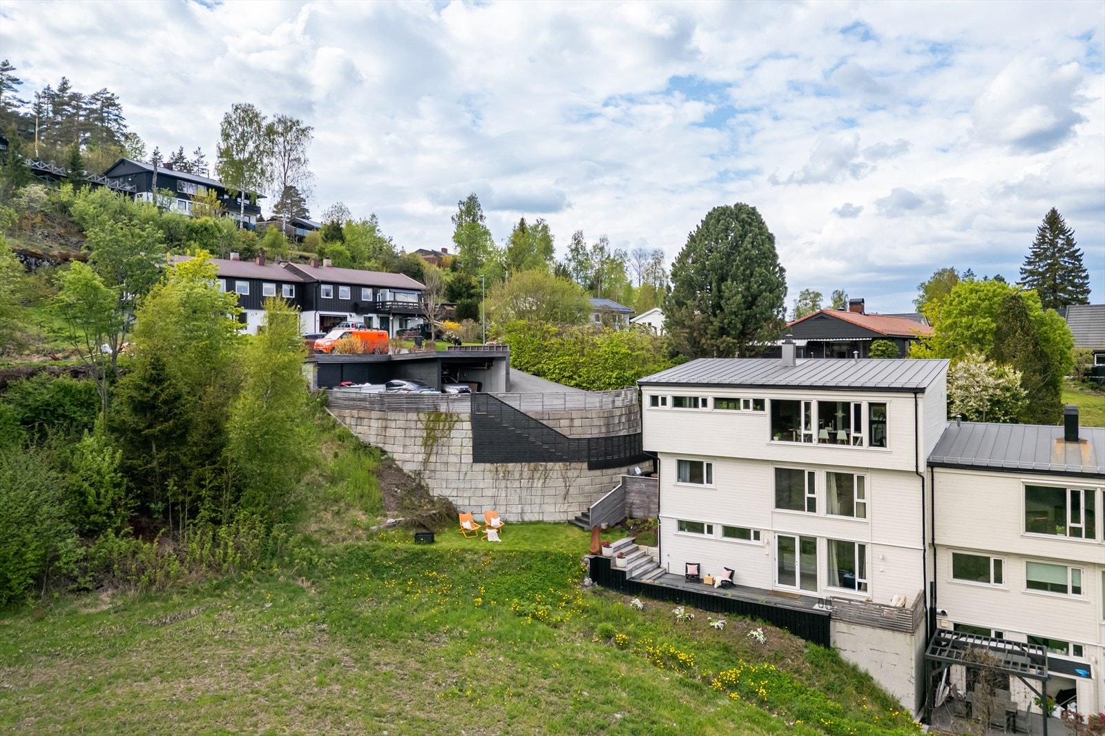 |Boligen ligger høyt og fritt i Børjerlia, et etablert og rolig boligområde i Lommedalen. Galleribilde
