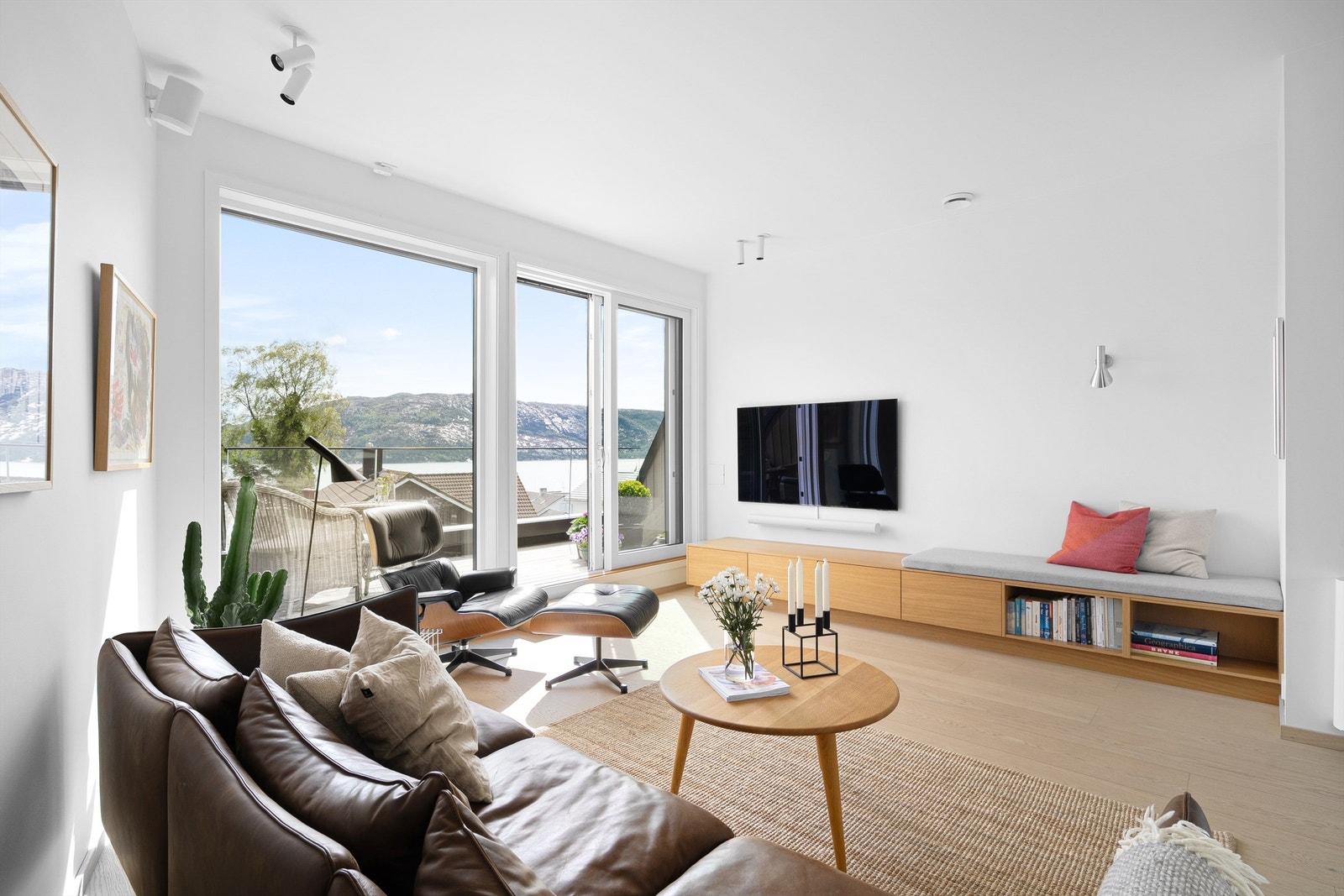 Sittebenk/tv benk i eik fra HTH. Galleribilde