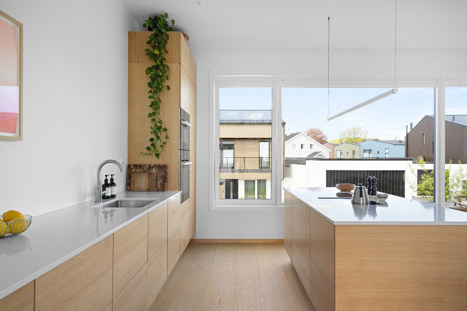 Lekkert HTH kjøkken i eik med Silestone stenplate. Galleribilde