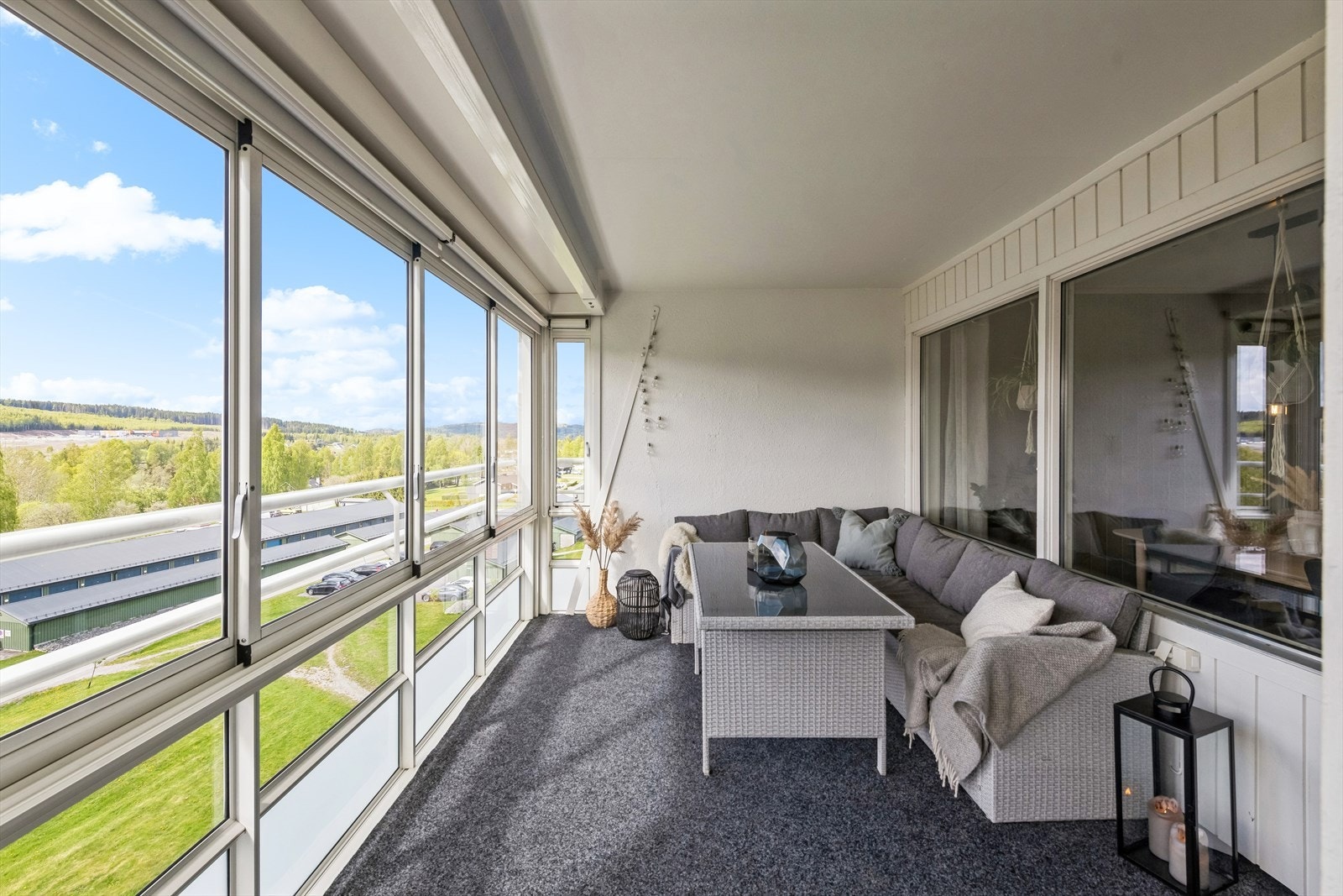 Den store, innglassede balkongen på 17 m² utvider stuen og fungerer som et ekstra oppholdsrom. Galleribilde