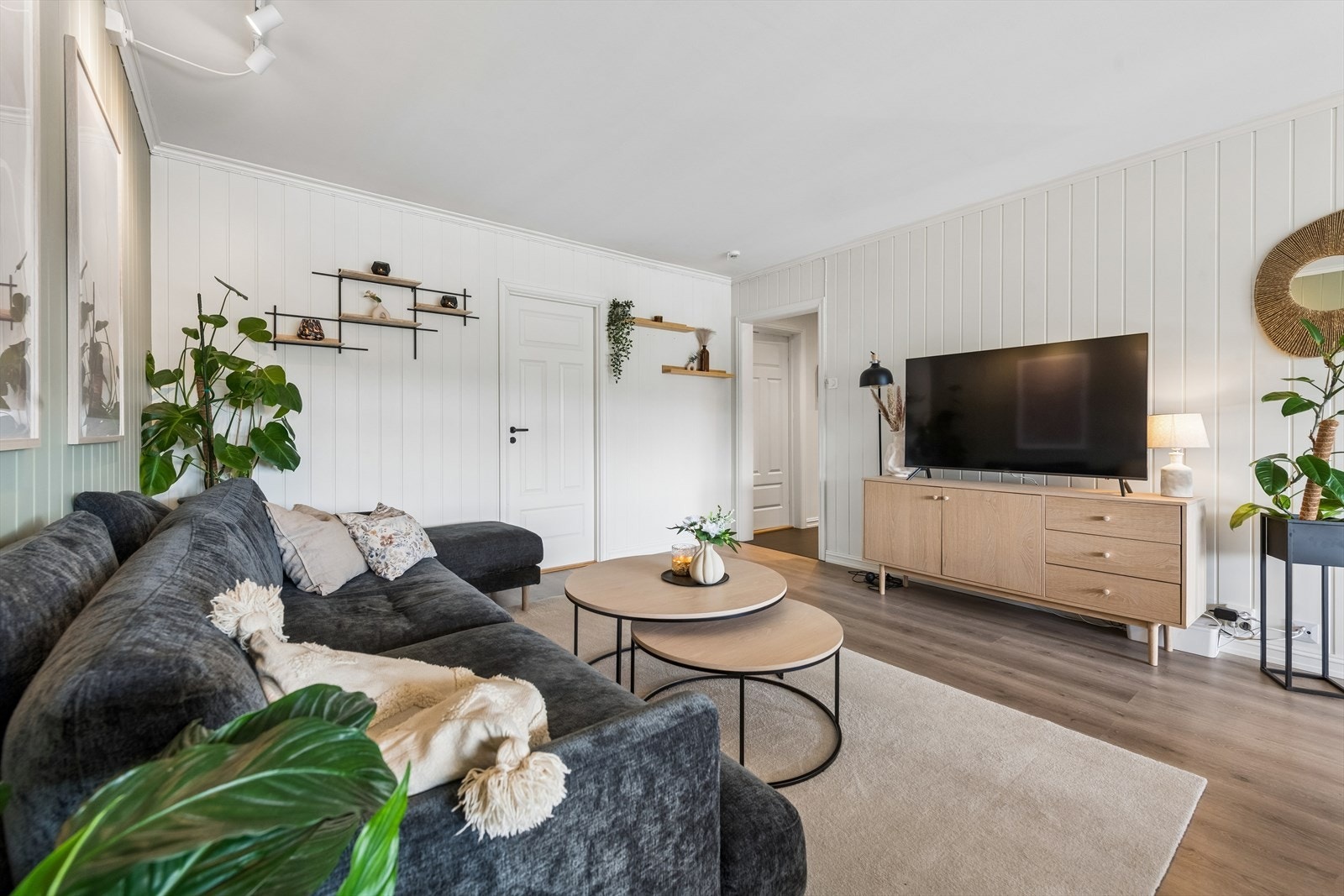 Vegger med malte plater og panel gir rommet karakter. Galleribilde