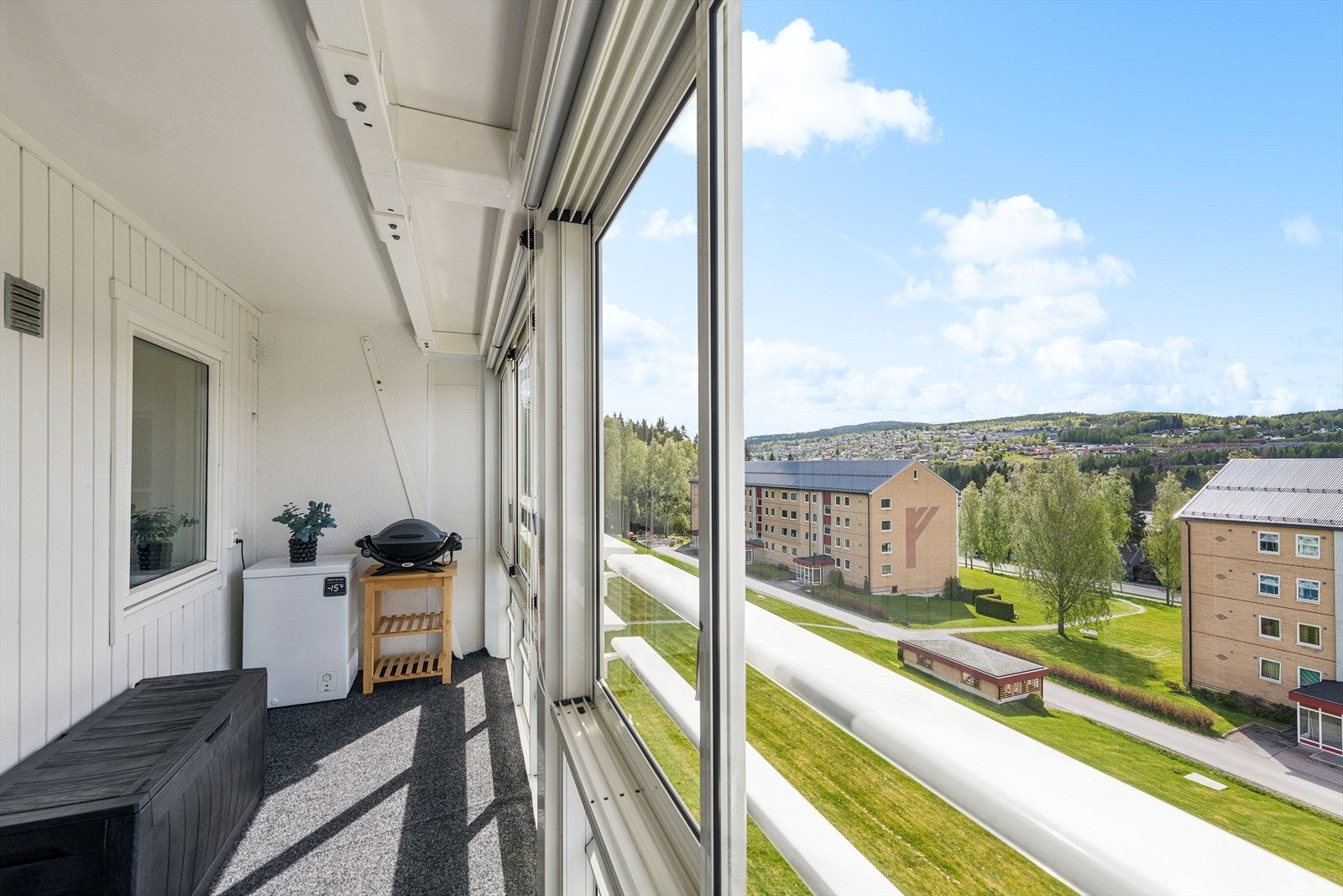 Fra toppleiligheten i fjerde etasje er det en åpen og fin utsikt over nærområdet. Galleribilde