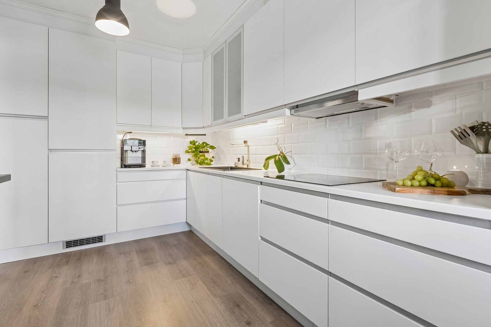 Leiligheten ble gjennomgående modernisert i 2019, med blant annet ny kjøkkeninnredning. Galleribilde