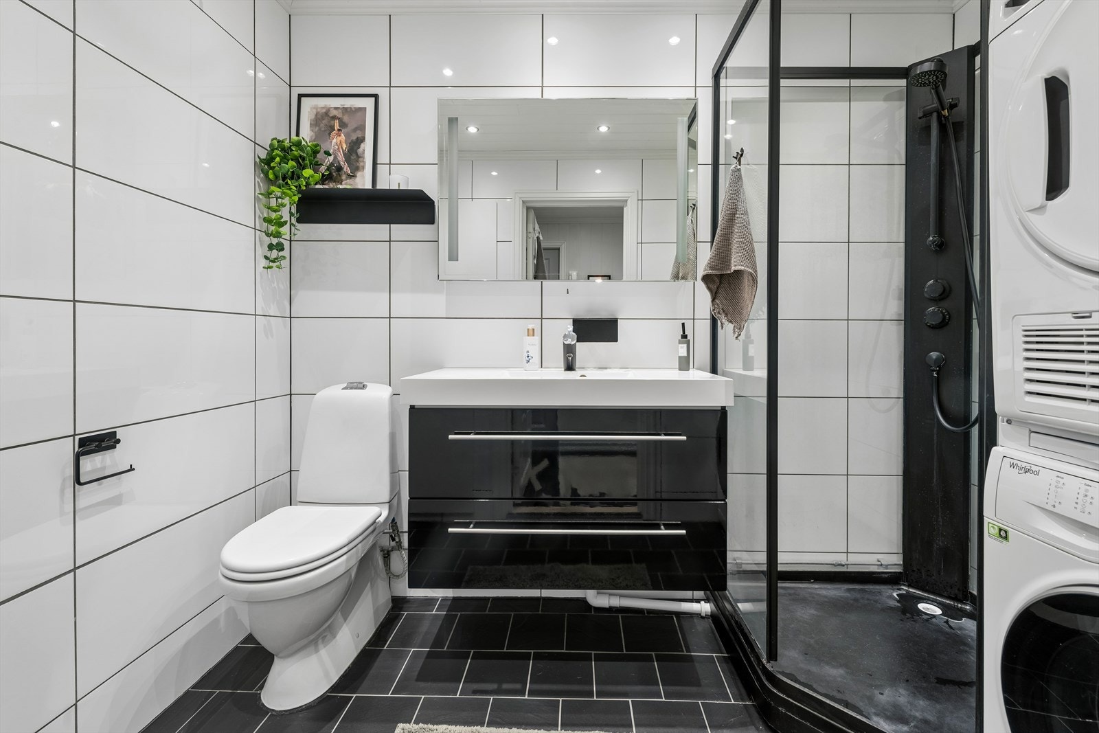Badet ble oppgradert i 2019 med nye overflater, og har flislagt gulv med elektriske varmekabler. Galleribilde