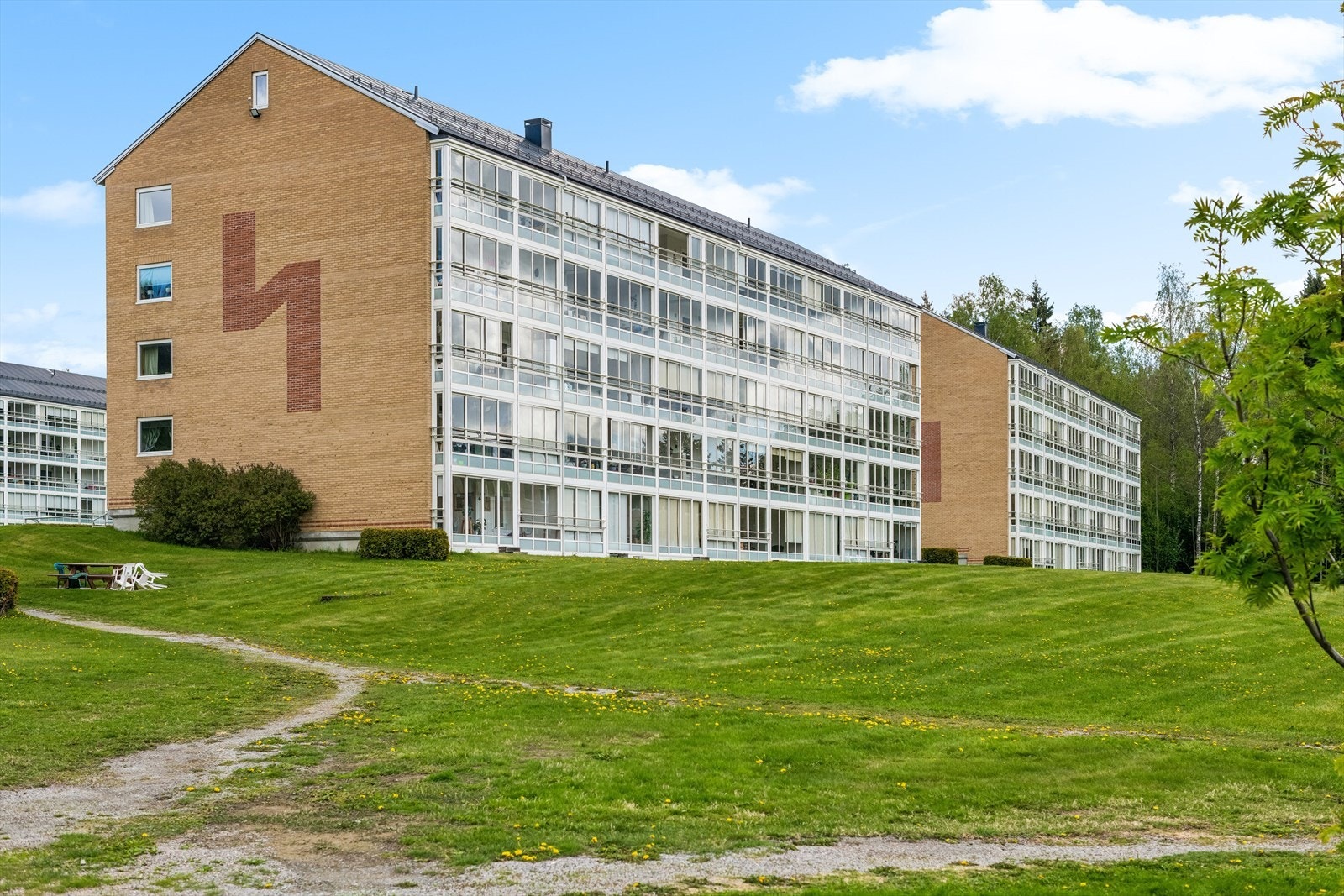 Leiligheten ligger sentralt på Langeland, et etablert og rolig boligområde. Galleribilde