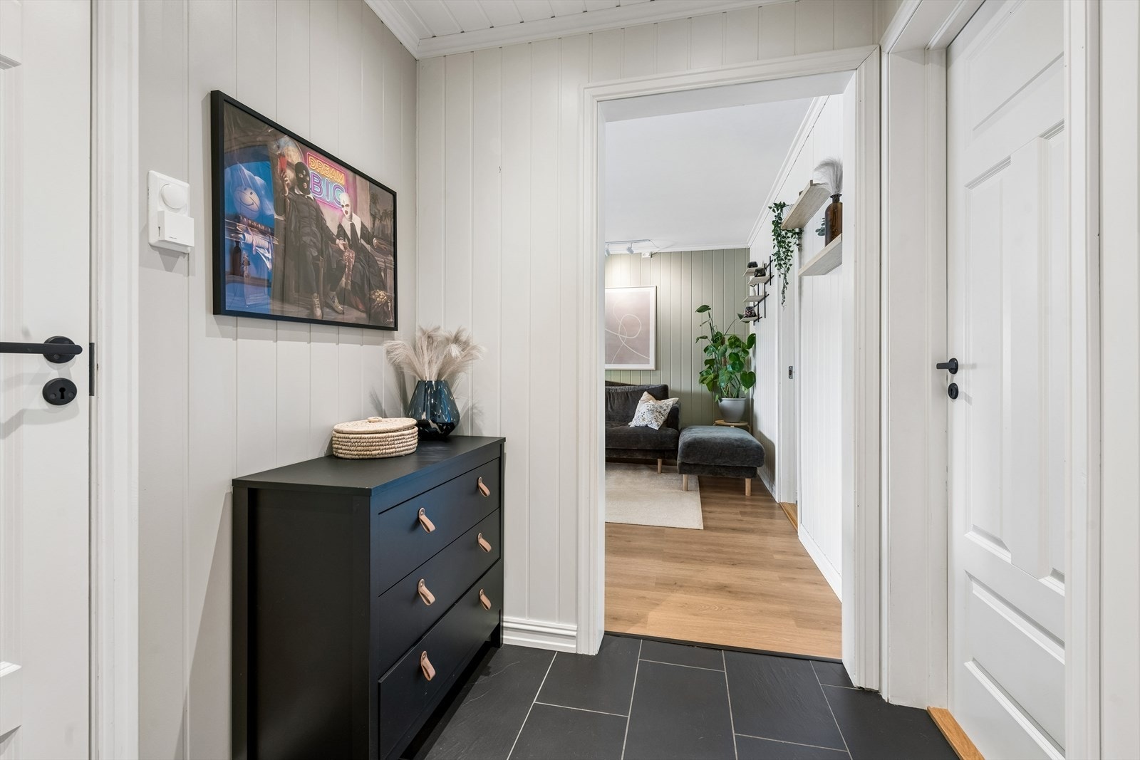 Moderne og gjennomgående 3-roms leiligeht. Galleribilde