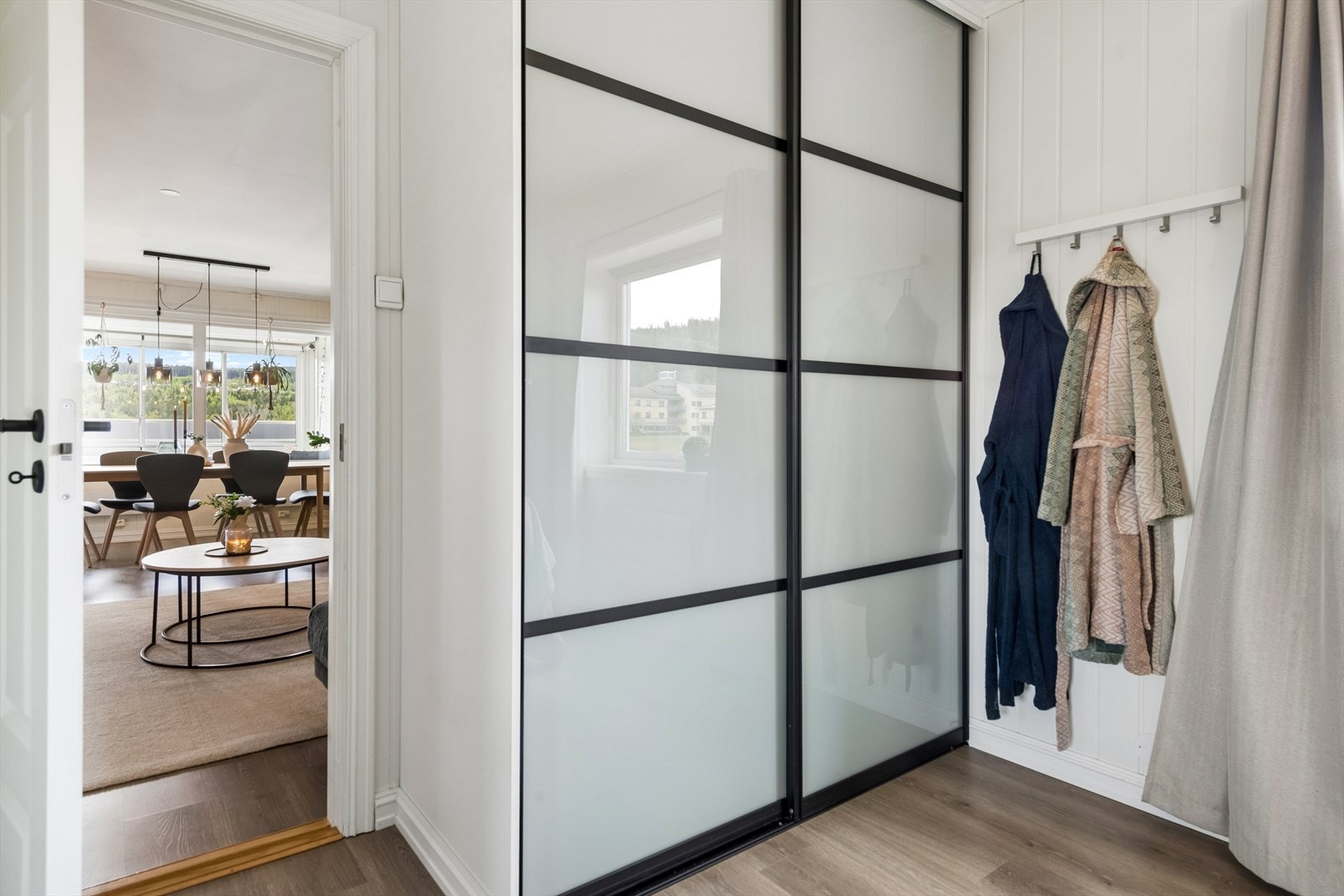 En stor skyvedørsgarderobe gir rikelig med oppbevaringsplass. Galleribilde