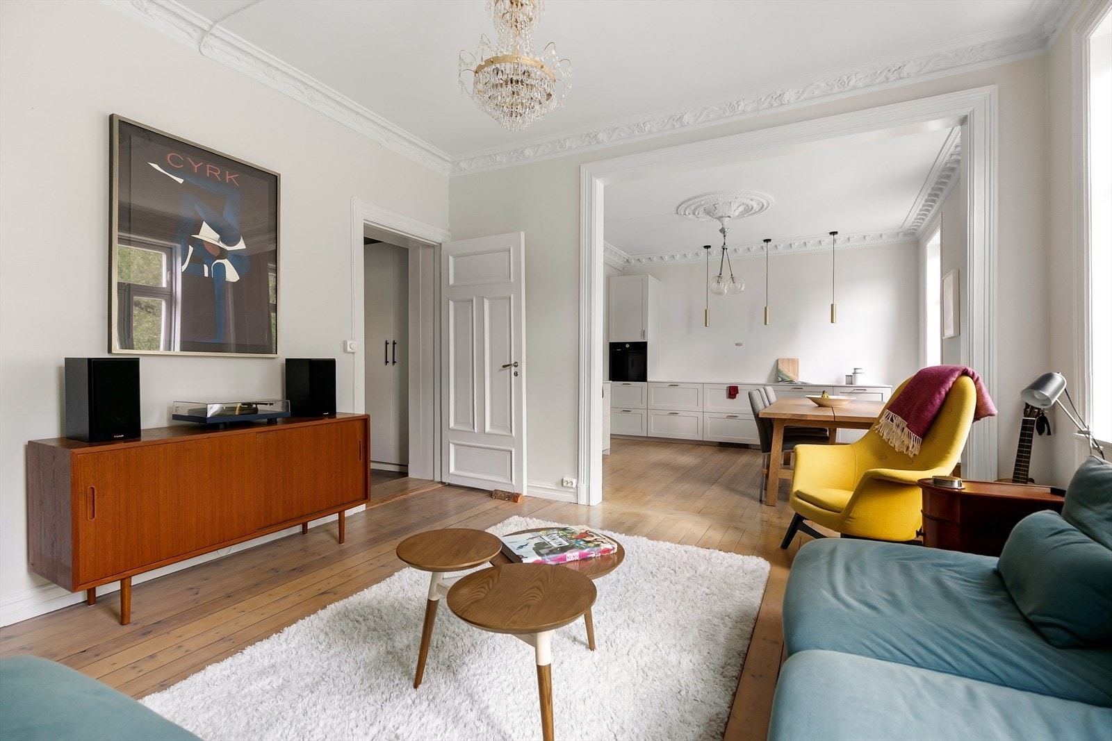 Stuen fremstår som lys og innbydende med store vindusflater. Galleribilde