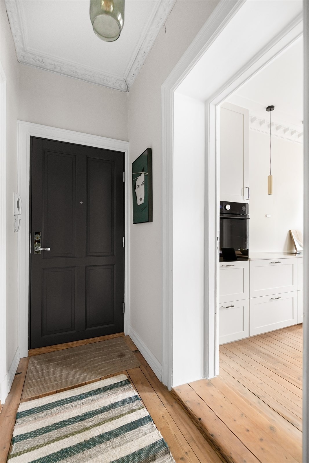 Velkommen inn i en lys og innbydende entré som gir et godt førsteinntrykk av leiligheten. Galleribilde