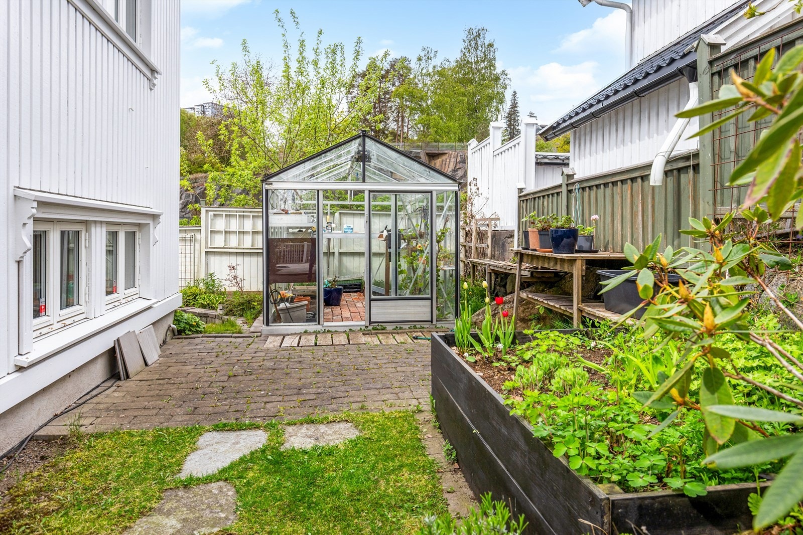 Uteomhusarealene flyter sømløst rundt boligen. Galleribilde