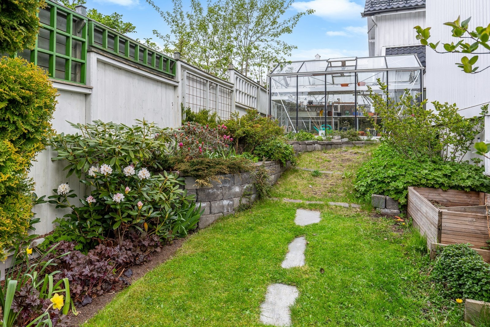 Privat tomt, med livlig beplantning. Galleribilde