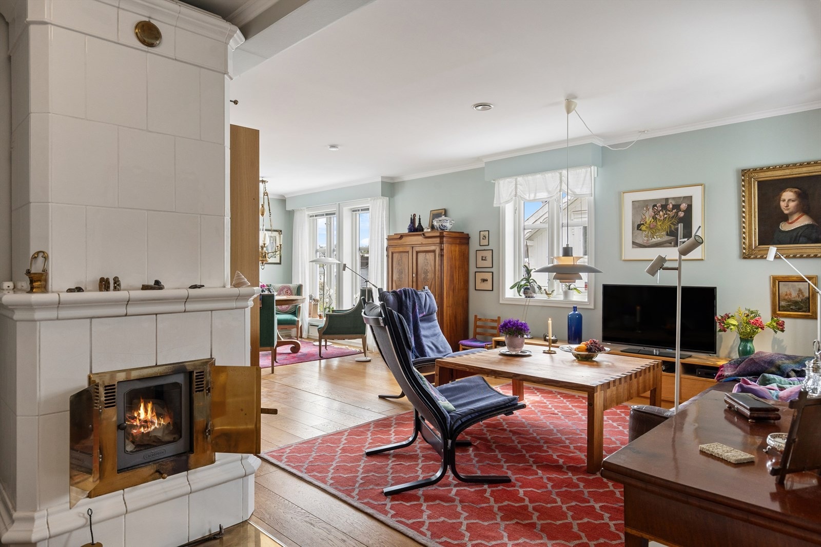 Halvplan opp fra inngangspartiet, er det stuer, vaskerom og kjøkken. Galleribilde