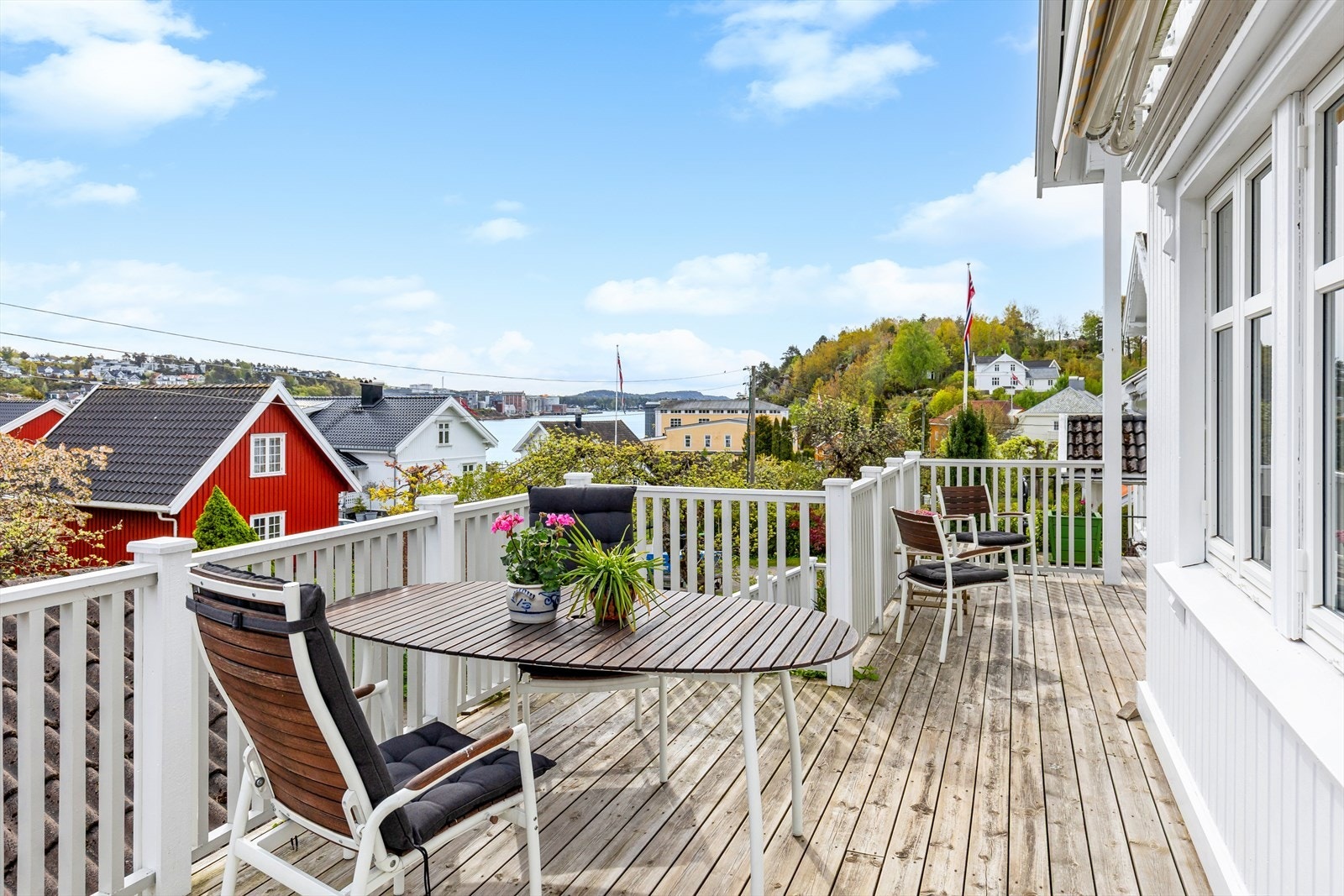 Terrassen utenfor kjøkken/stue har særlig god morgen sol. Galleribilde
