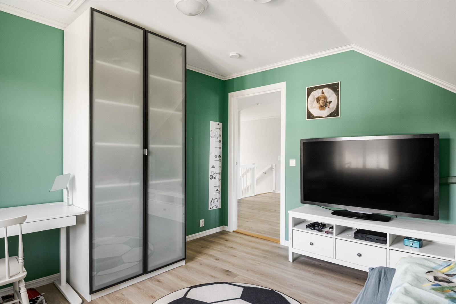Soverommet har god standard med moderne enstavs laminat på gulv, glatte overflater malt i en fin grønnfarge og skjult elektrisk anlegg. Galleribilde