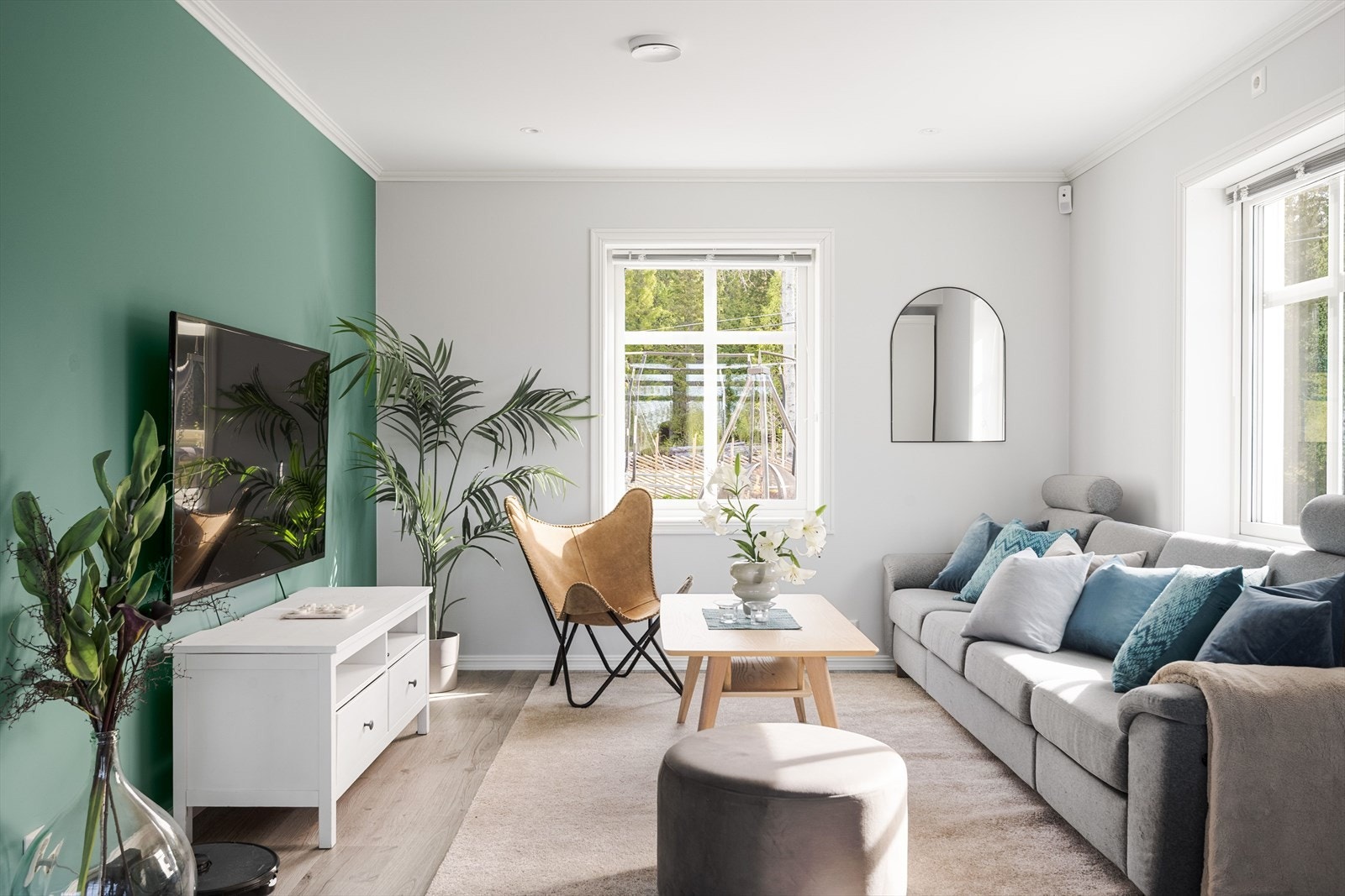 Stuen har god og moderne standard fra 2018 med enstavs laminat på gulv, vannbåren gulvvarme, glatte lysmalte overflater med en fin grønn kontrastvegg og downlights i himlingen. Galleribilde