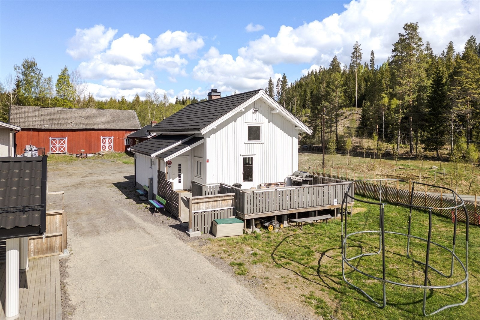 Kårboligen fra 1890 har et bruksareal på 126m² og har innhold over to plan samt kjeller. Galleribilde