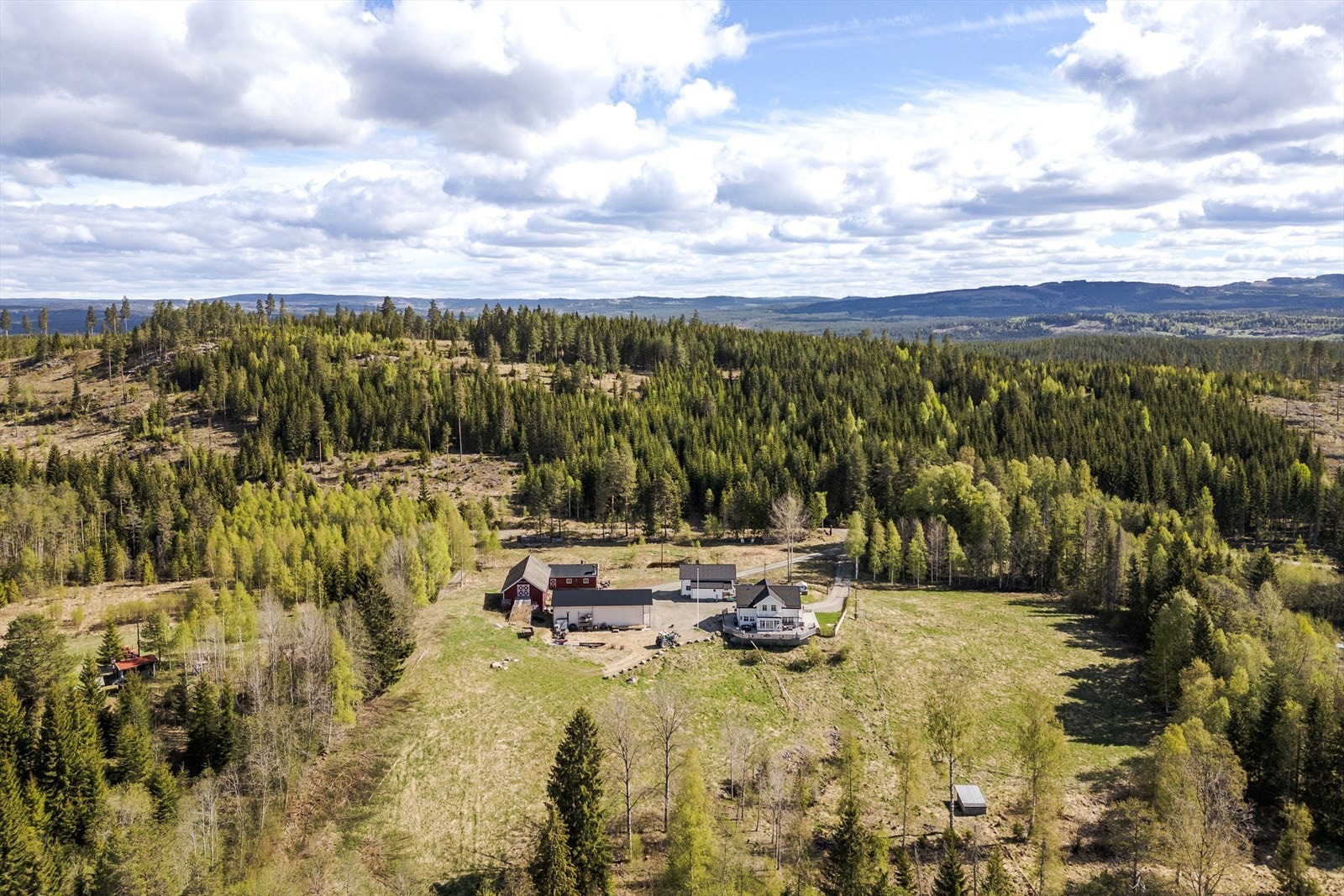 Fine turområder opp til populære Revelberget og Flotsberget med sin fantastiske utsikt over nærområder ligger kun en kort kjøretur unna. Galleribilde
