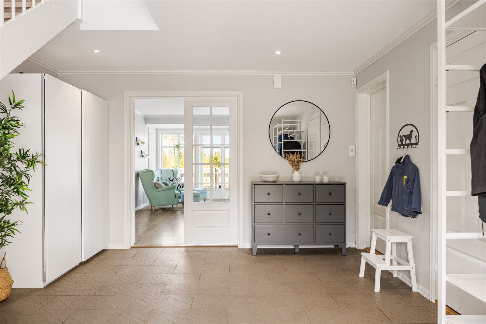 Entréen har god og moderne standard med fliser på gulv, vannbåren gulvvarme, glatte lysmalte overflater, skjult elektrisk anlegg og downlights i himlingen. Galleribilde