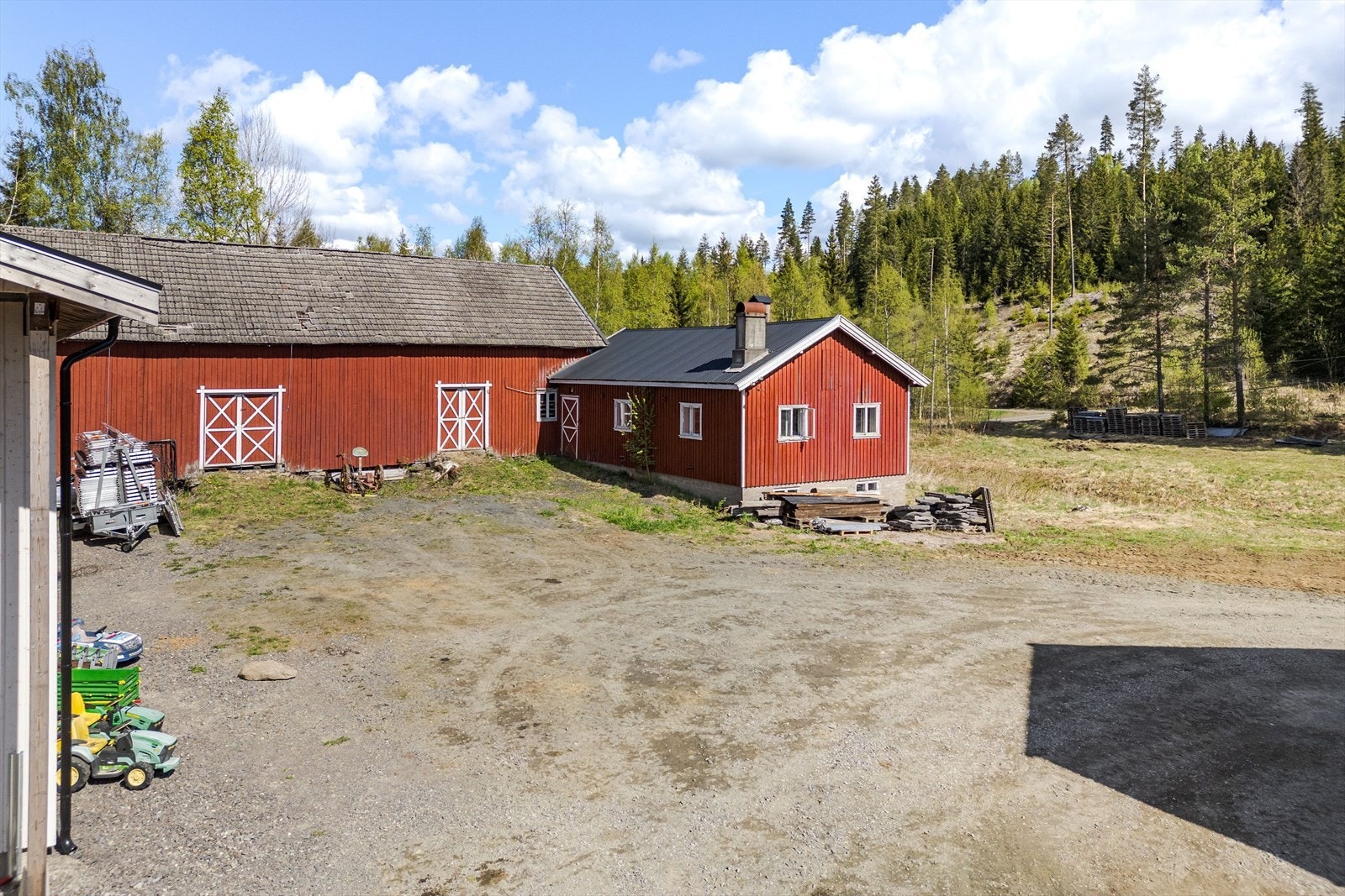 Låve med fjøsdel har et bruksareal på 319m² og inneholder lagerrom, stall og fjøsdel med lagerrom, vedbod og fjøs i 1. etasje, lagerrom i 2. etasje, samt gjødsekjeller under fjøsdel med gjødselkjeller og lagerrom. Galleribilde
