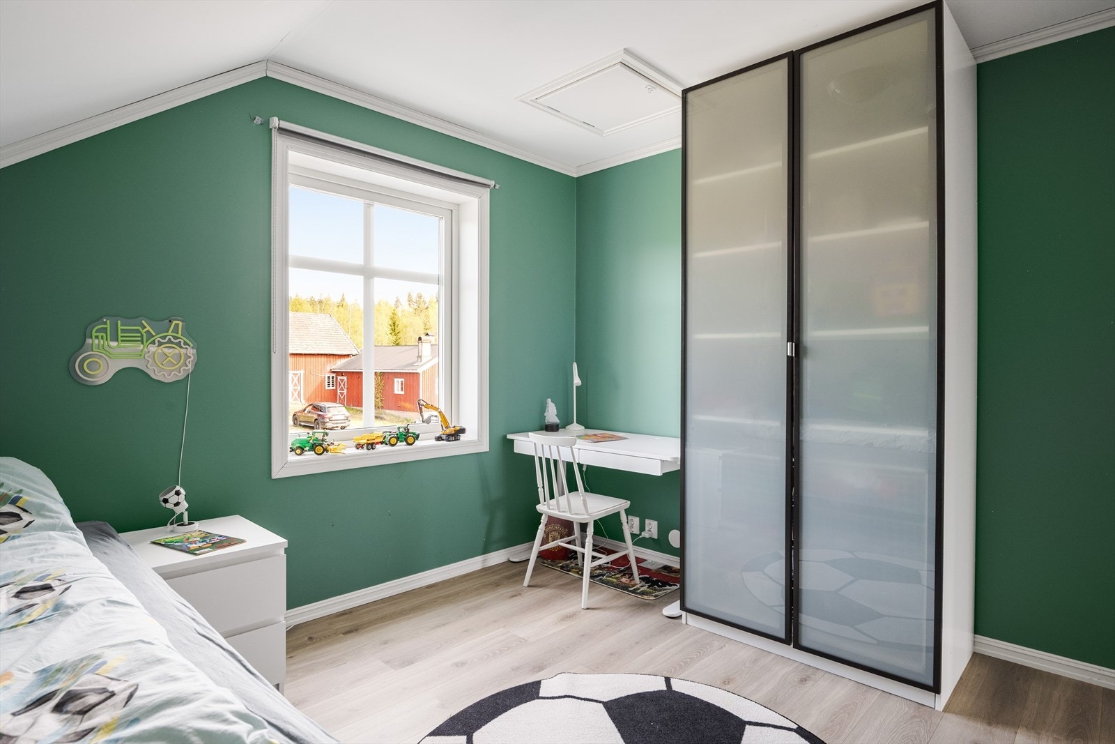 På soverommet er det plass til seng og kontorpult, samt oppbevaringsplass i medfølgende garderobeskap. Galleribilde