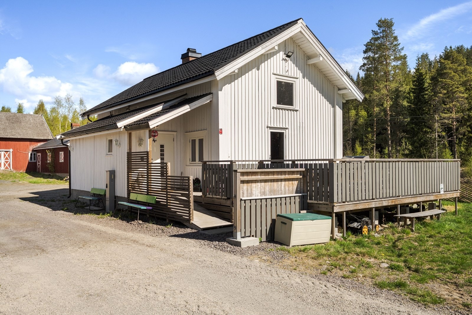 Kledningen er sist overflatebehandlet i 2025 med to strøk og taket er tekket med takpanner fra 2023. Galleribilde