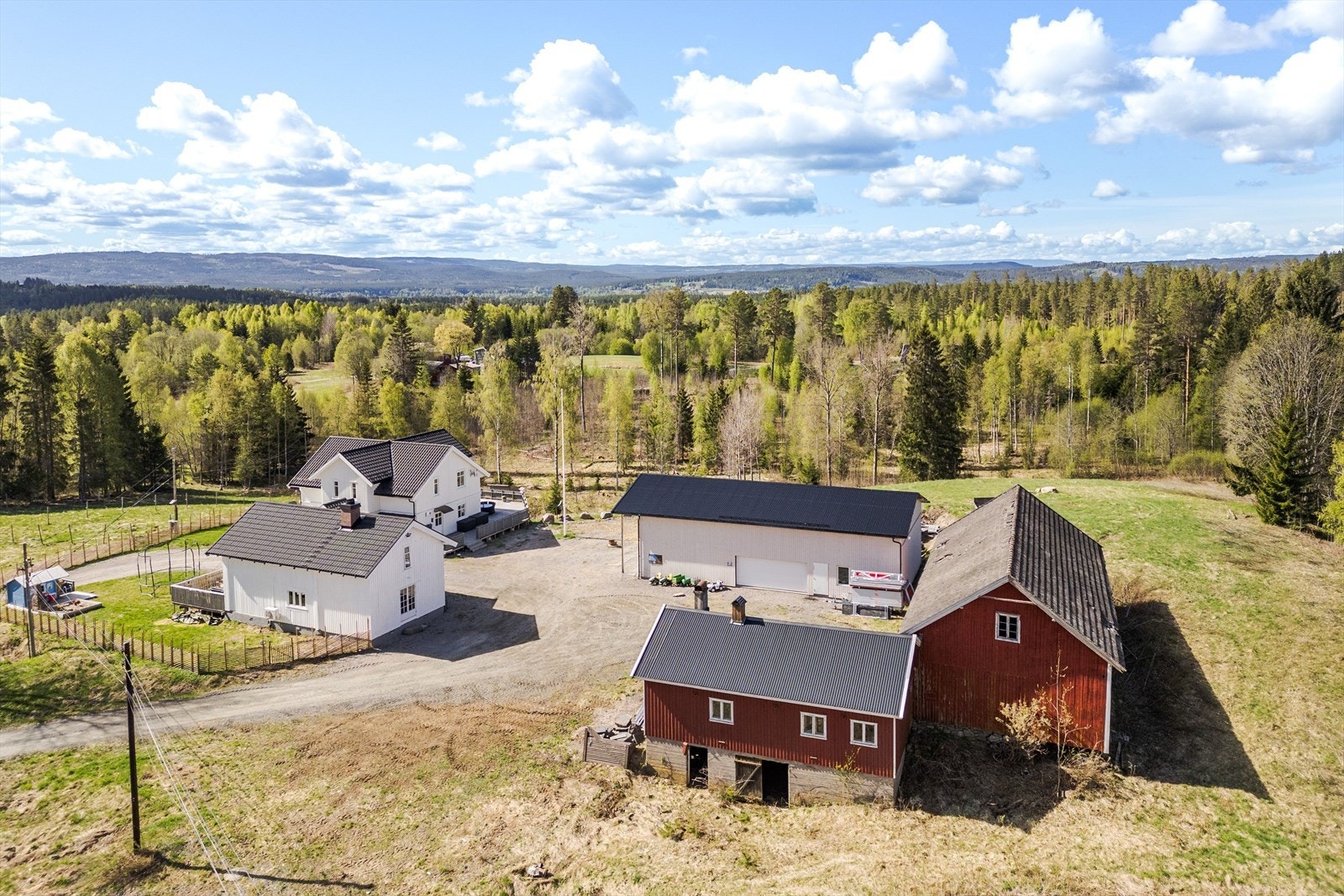 Eiendommen som er på totalt ca. 134,4 daa består av bla. ca. 105,9 daa produktiv skog og ca. 13,3 daa fulldyrka jord. Galleribilde