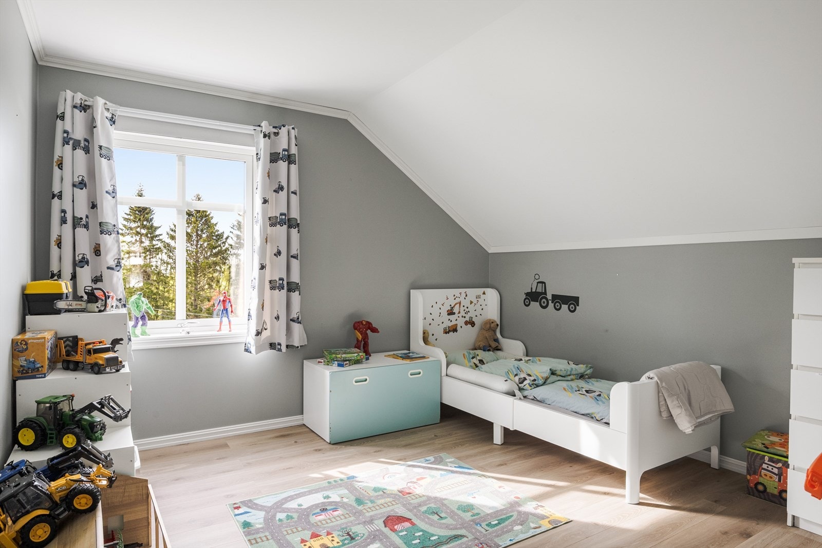 På soverommet er det plass til seng, kontorpult og garderobeløsninger - alt etter eget ønske og behov. Galleribilde