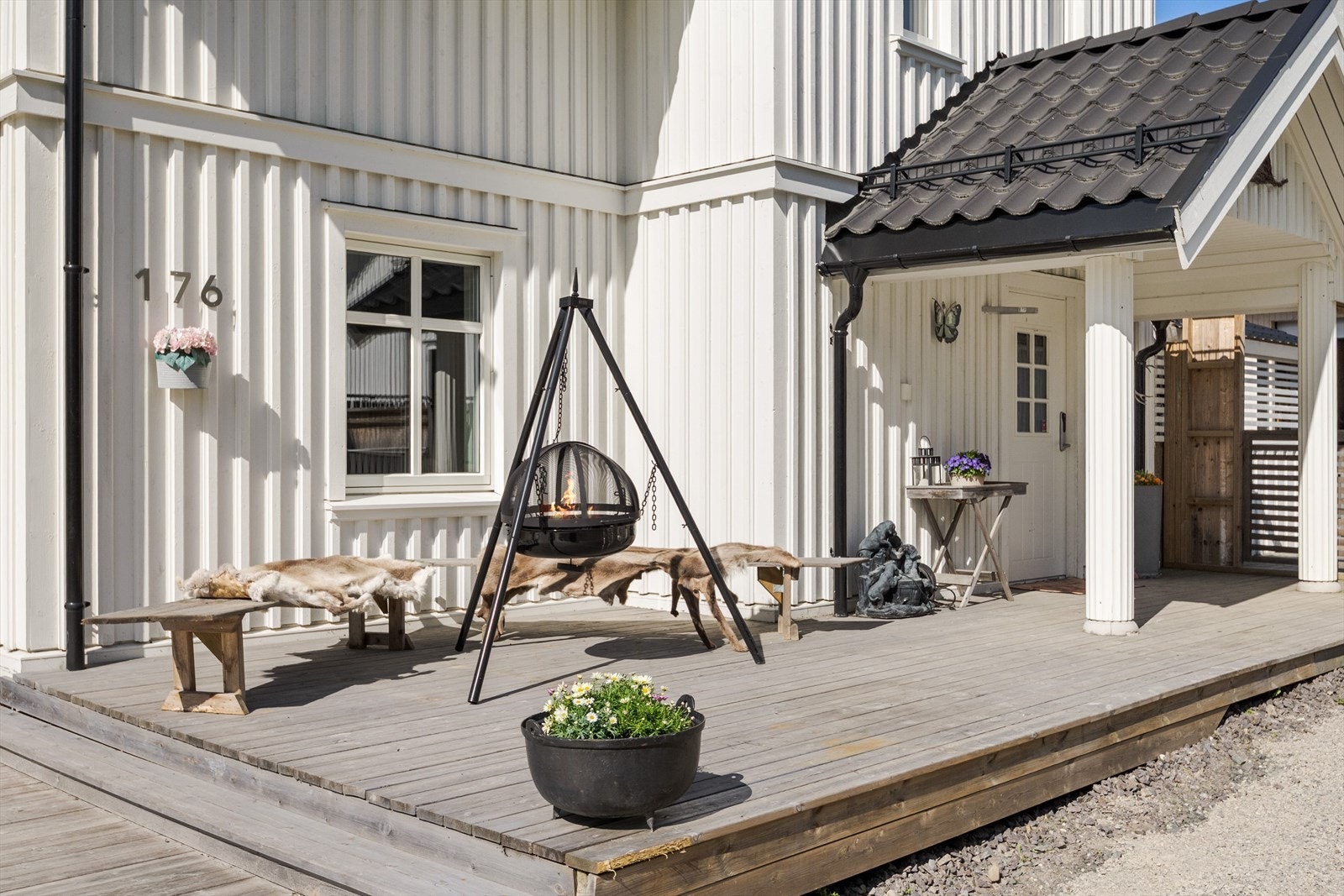 Stor og solrik terrasse på totalt ca. 194m² som strekker seg rundt hele huset. Du ønskes velkommen inn via et overbygget inngangsparti som er en del av terrassen. Galleribilde