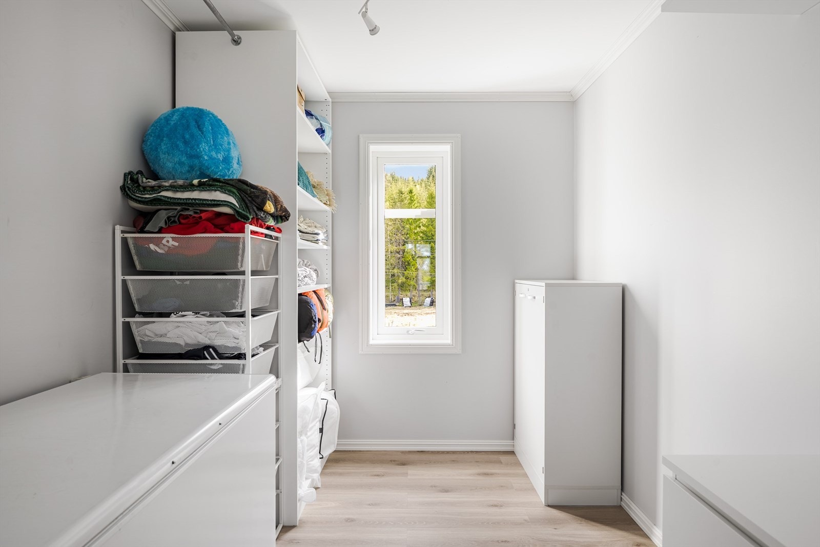 I 2. etasje er det også en romslig bod som er innredet som et garderoberom med åpen garderobeløsning. Galleribilde