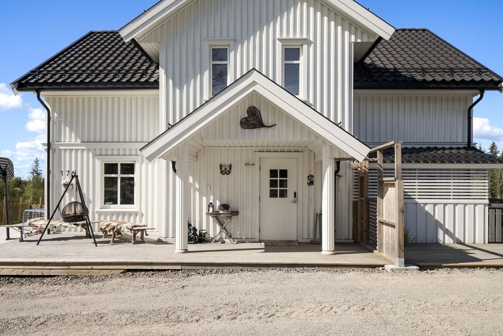 Stor og flott enebolig fra 2018. Boligen har yttervegger kledd med stående panel som ble overflatebehandlet i 2024 med to strøk og tak tekket med betongtakstein. Galleribilde