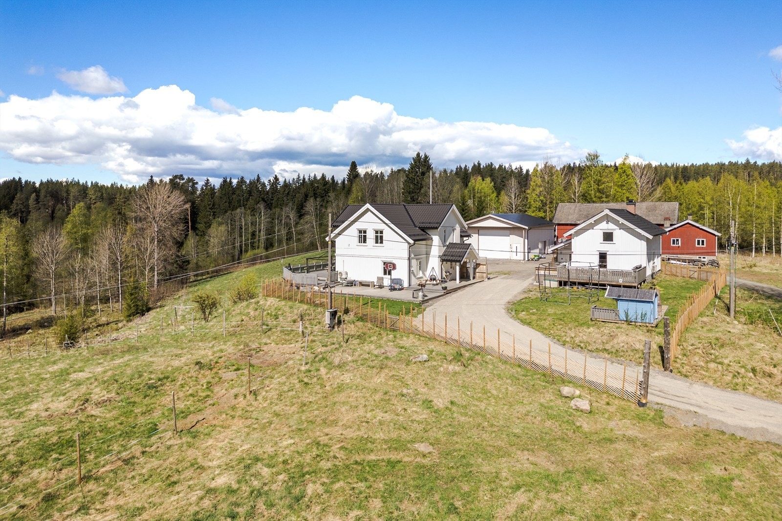 Kun ca. 100 meter til nærmeste skiløype, samt ca. 15 min til Svenkerudvollen og milevis med løypenett. Galleribilde