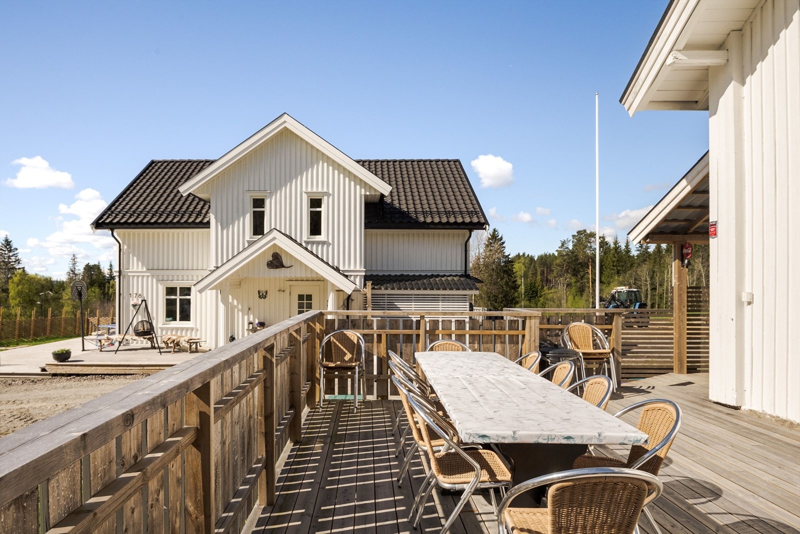 Terrassen som var ny i 2023 har impregnerte terrassebord på gulv og rekkverk av treverk. Beliggenheten på sydsiden av huset sørger for gode solforhold. Galleribilde