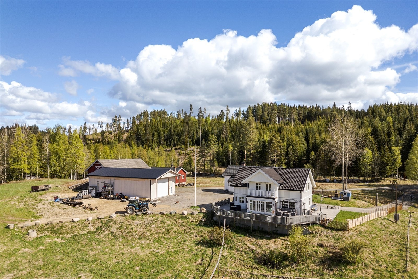 Området har et rikt dyreliv med gode jakt- og fiskemuligheter, samt et fint og lett turterreng som byr på flotte friluftsmuligheter året rundt med skiløyper på vinterstid. Galleribilde