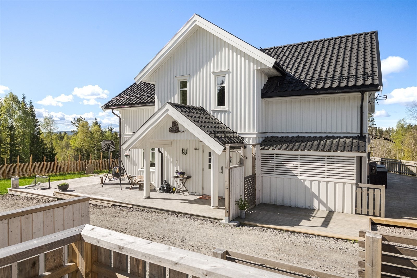 Eneboligen sett fra terrassen utenfor kårboligen. Galleribilde