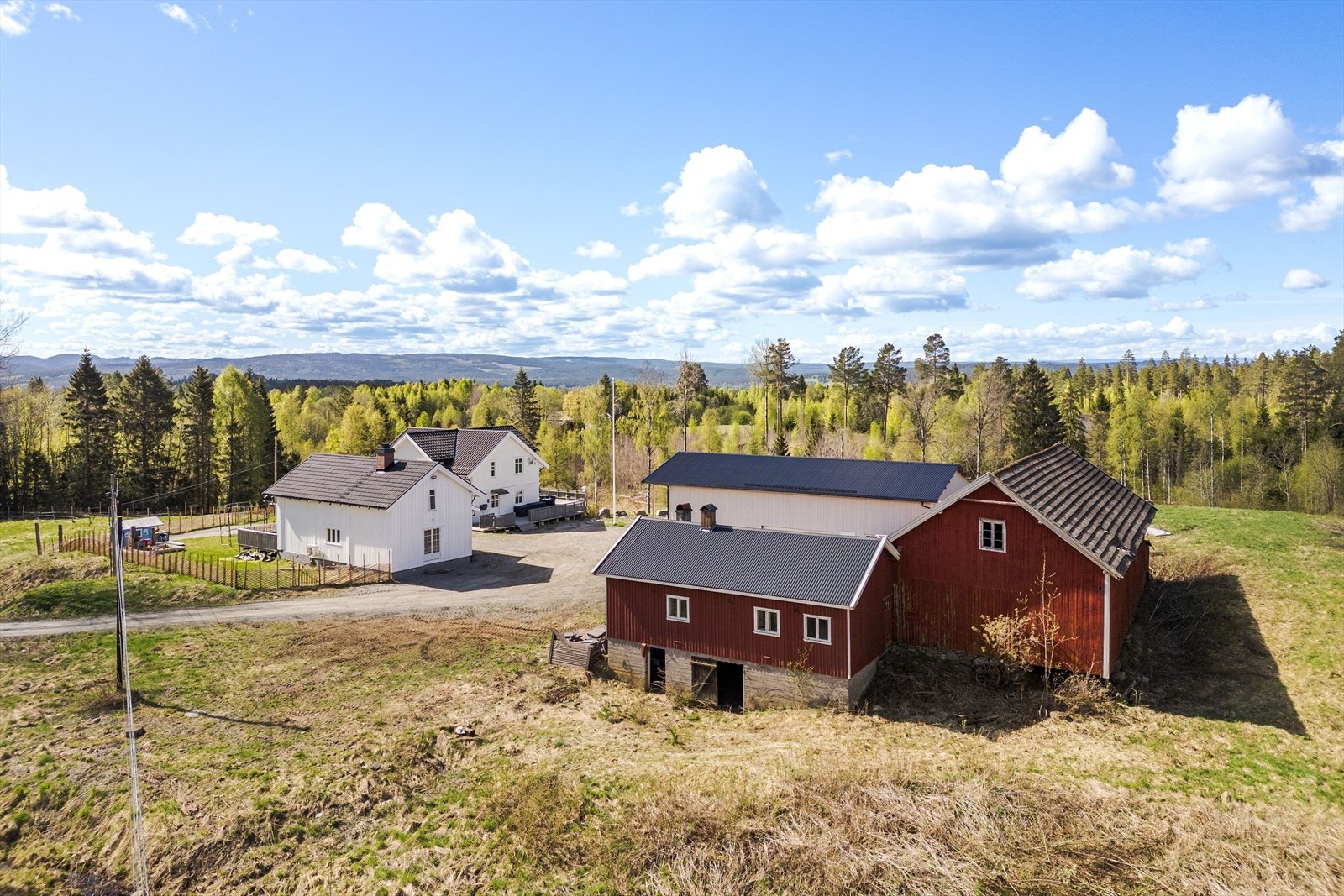 Småbruket har en solrik, usjenert og fin beliggenhet i et landlig område i Heradsbygd i Elverum kommune. Galleribilde