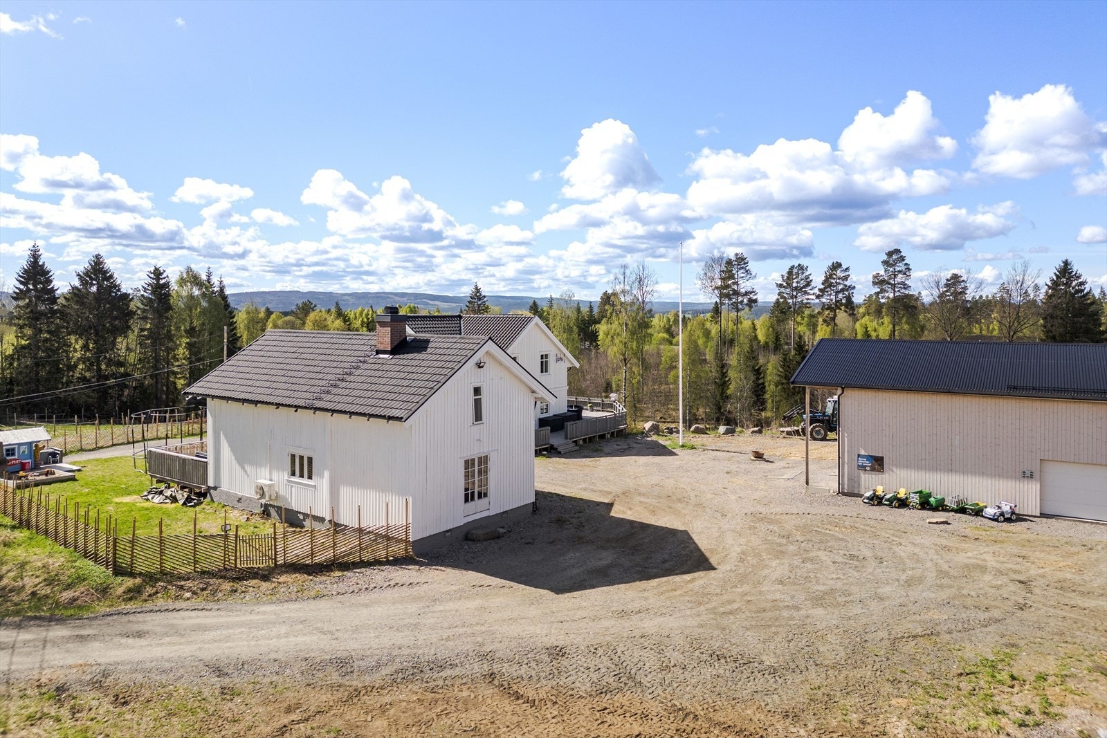 Fra eiendommen er det ca. 3,8 km til barneskolen på Lillemoen, idrettshall og skistadion med lysløype. Det er ca. 5,9 km til nærmeste barnehage. Galleribilde