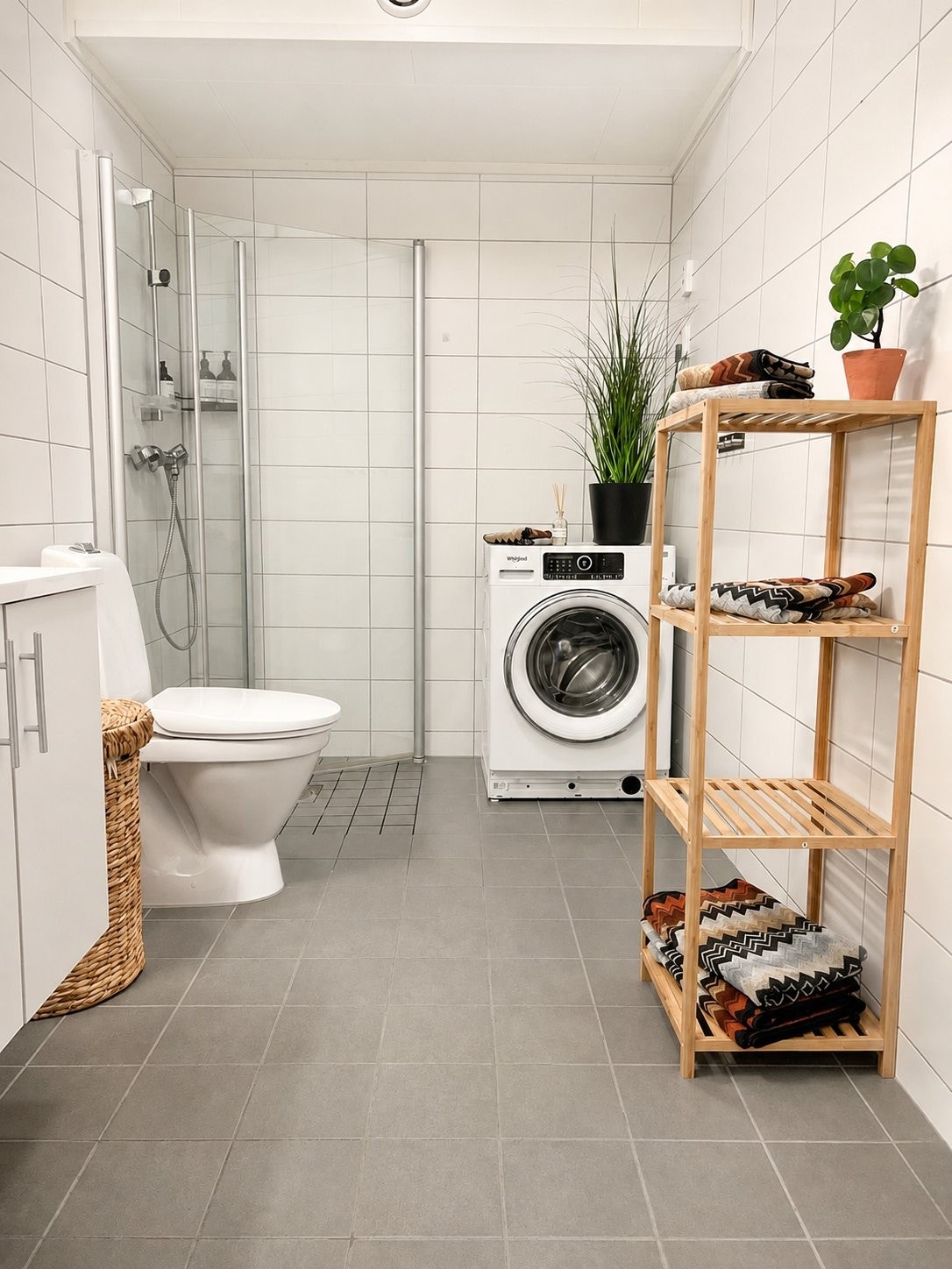 Badet fra byggeår, innredning med nedfelt servant, toalett, dusjvegger og opplegg for vaskemaskin. Galleribilde