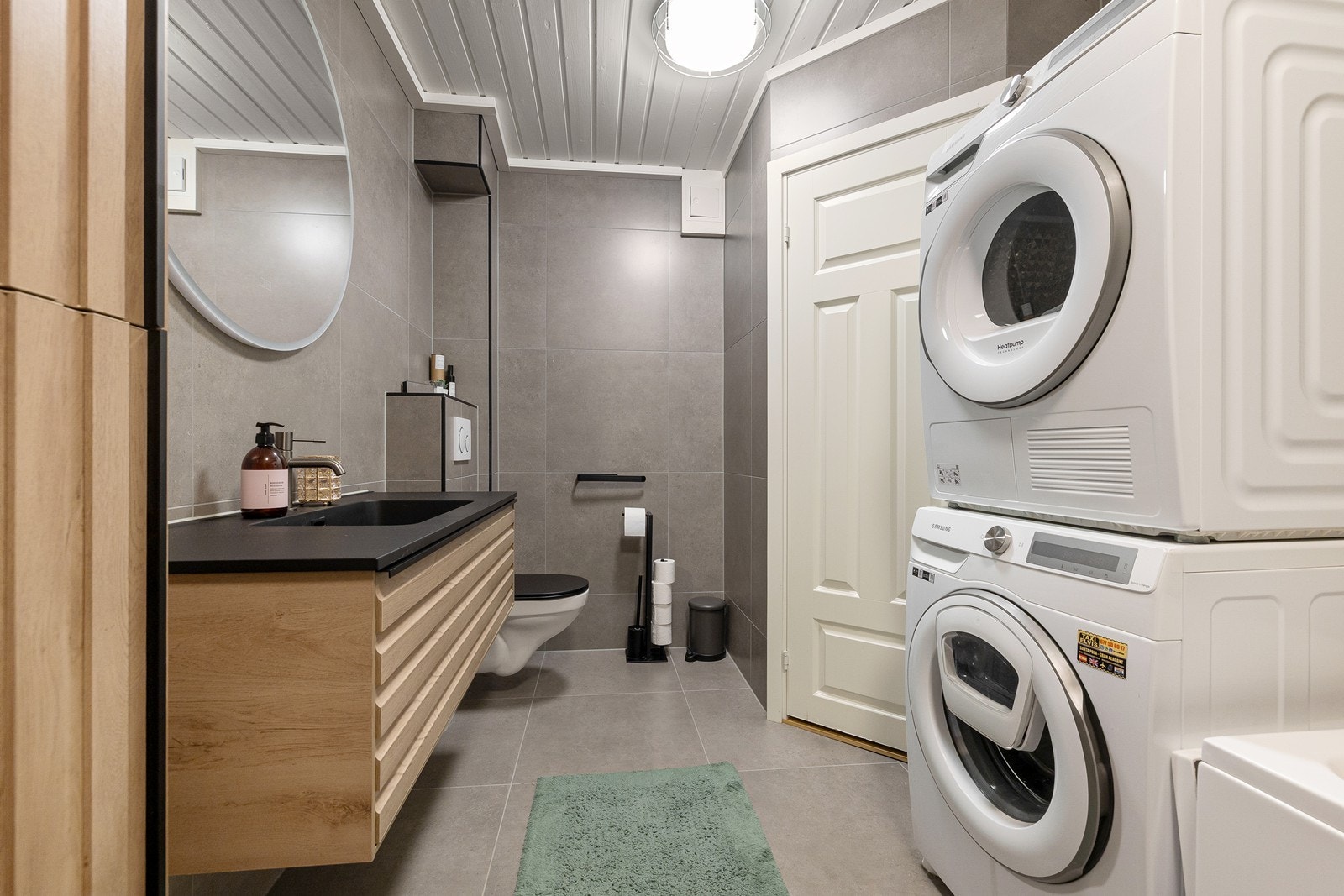Fint flislagt bad i underetasjen med gulvvarme og opplegg for vaskemaskin. Badet ble renovert i 2024. Galleribilde