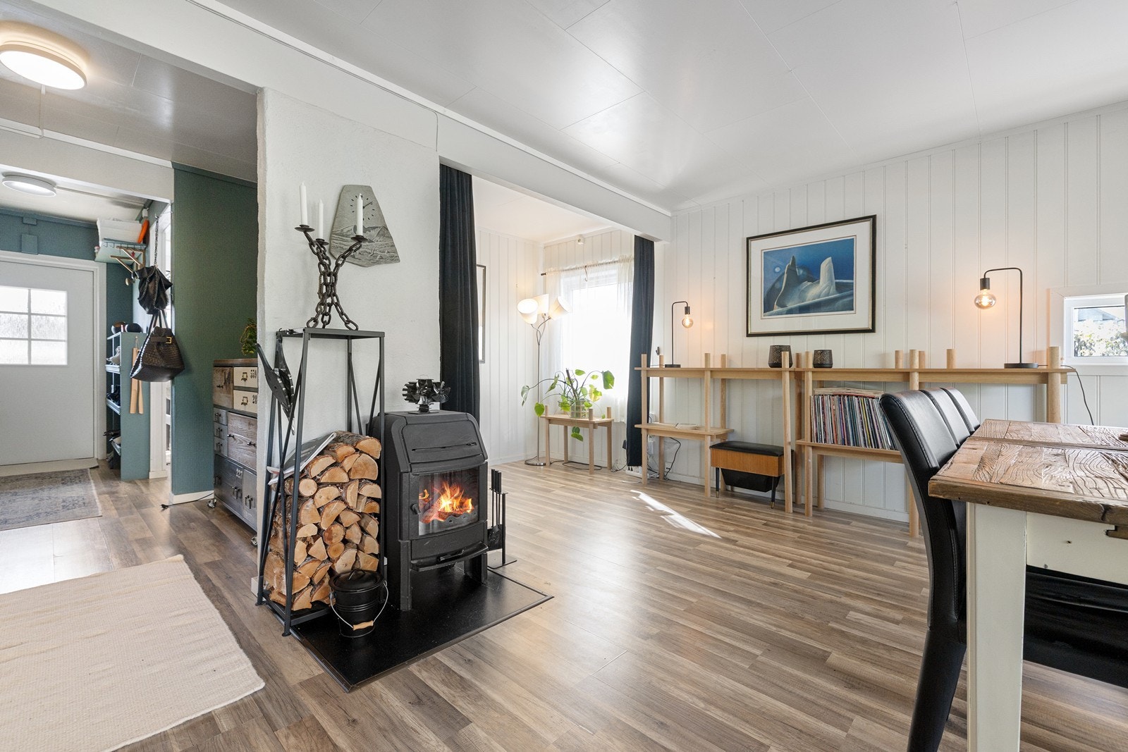 Vedovn i stuen for vedfyring. Galleribilde