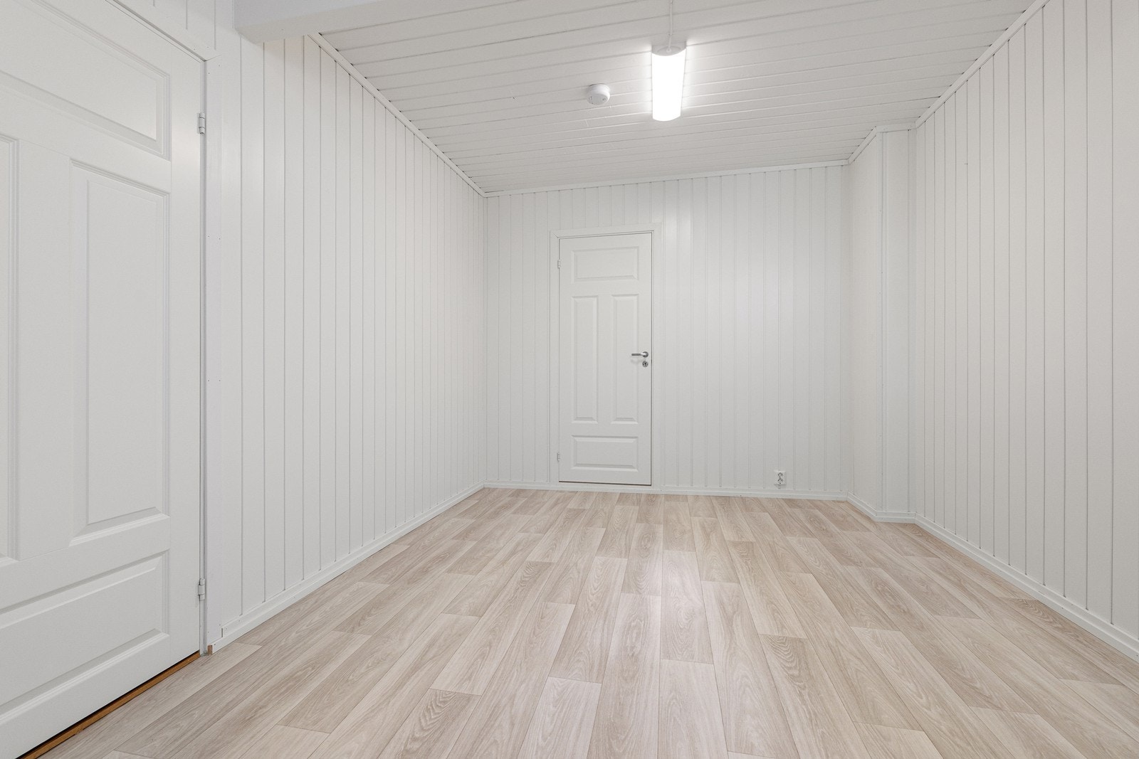 Innredet kjellerrom med gode lagringsmuligheter. Galleribilde