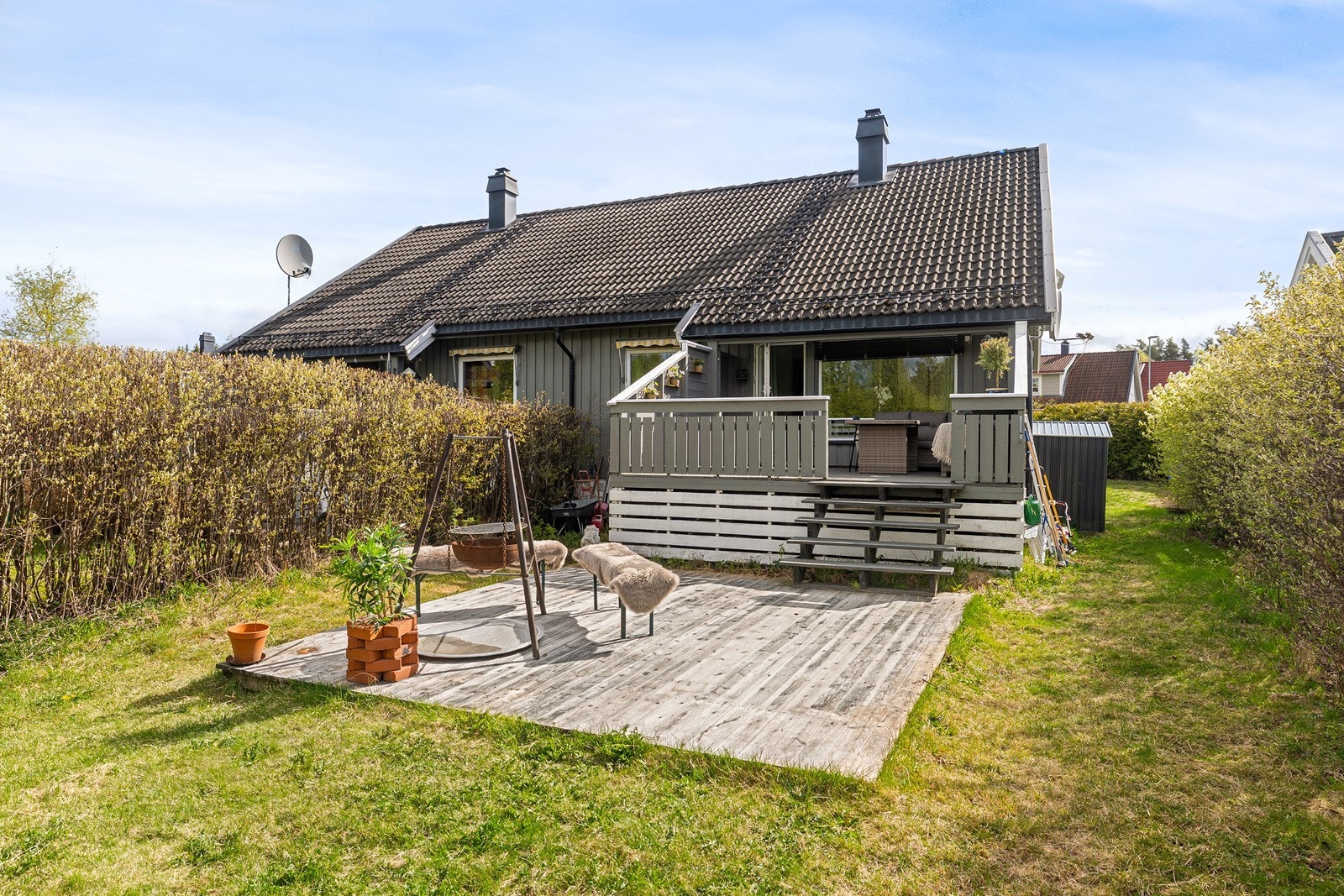 Velkommen til Rådyrvegen 8 A! En halvpart tomannsbolig over tre plan med fin uteplass. (Foto: Trond Walsø / Walsowork). Galleribilde
